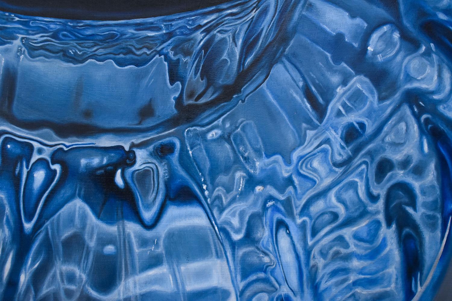 „Aperture“, Ölgemälde, Glas, Vase, Lilie, Blau, Grau (Zeitgenössisch), Painting, von Dalvin Byron