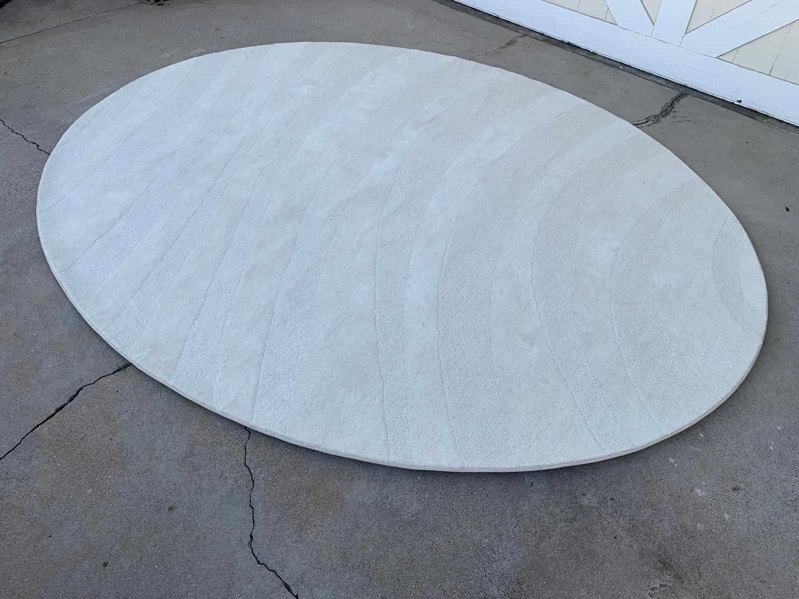 Modern Oval Area Rug In Good Condition In Los Angeles, CA