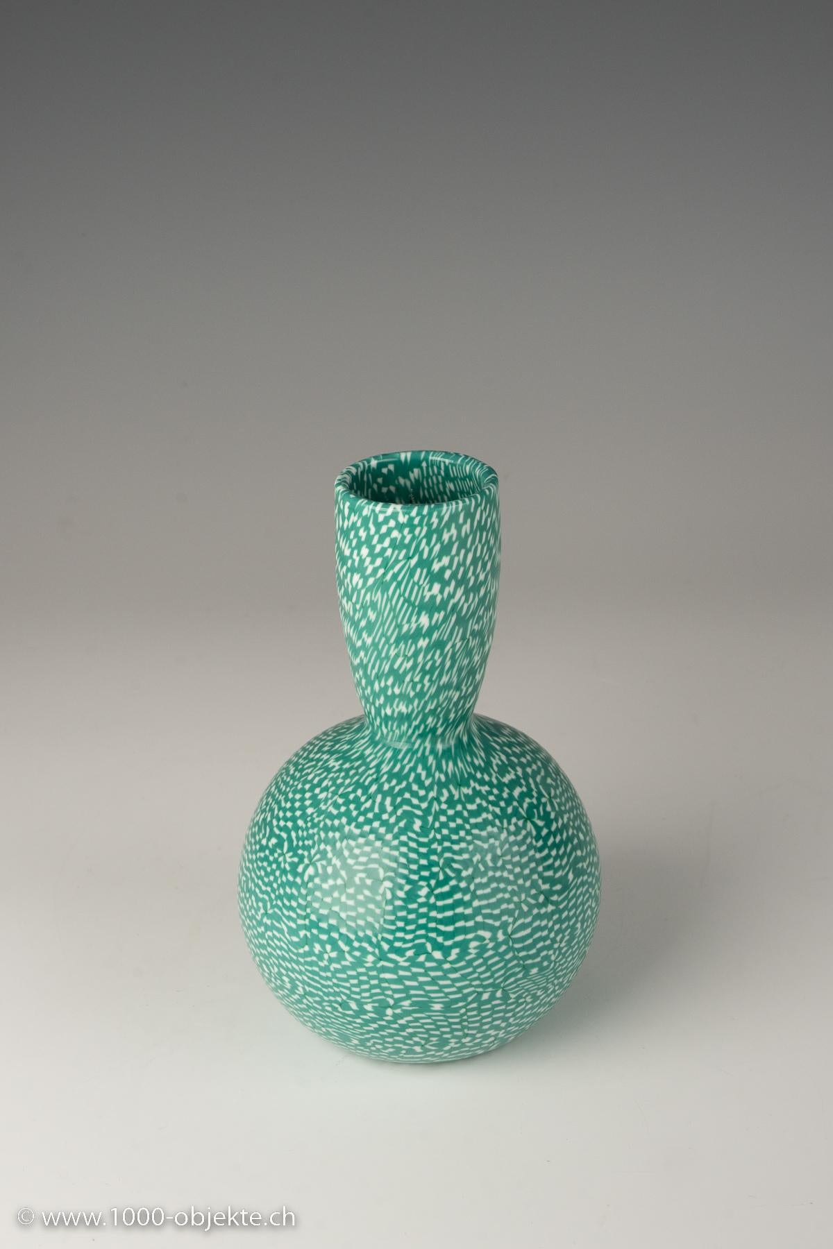 Paolo Venini (italiano, 1895-1959)

Raro vaso Dame Murrine, modello 3904, circa 1953, A.I.C.  Vetro murrino

ca. 23 x 13,6 cm

Timbro acido a 3 righe

Ottime condizioni, vecchia etichetta di carta di Venini. Provenienza di prima classe

Inciso sul