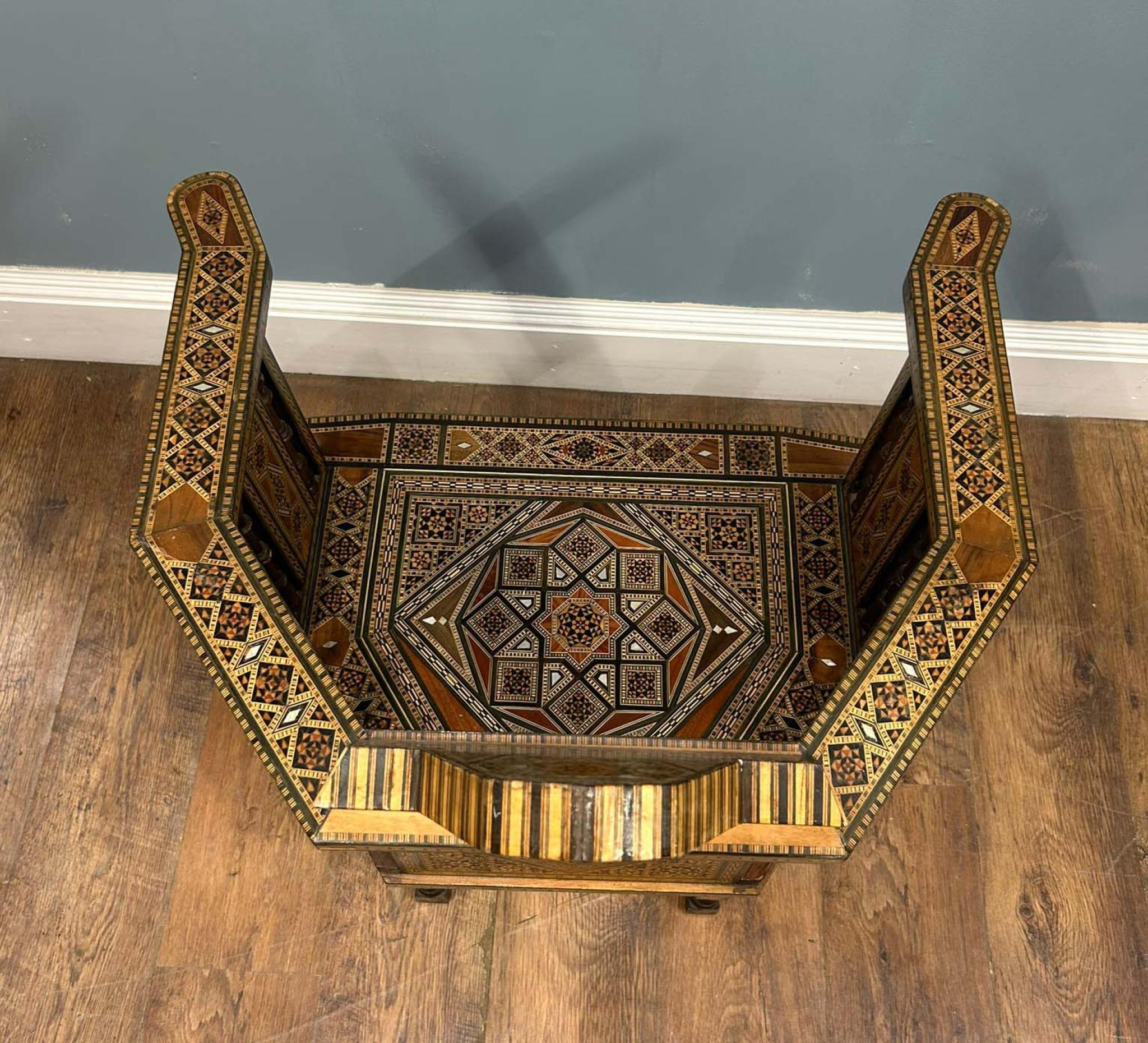 Estás viendo un magnífico conjunto de silla y mesa Damasco sirio
El conjunto consta de dos sillones y una mesa de juegos a juego
Marquetería clásica árabe / morisca muy de moda
Un afecto tan delicioso y tan intrincado
Alrededor de 1930
En el trabajo