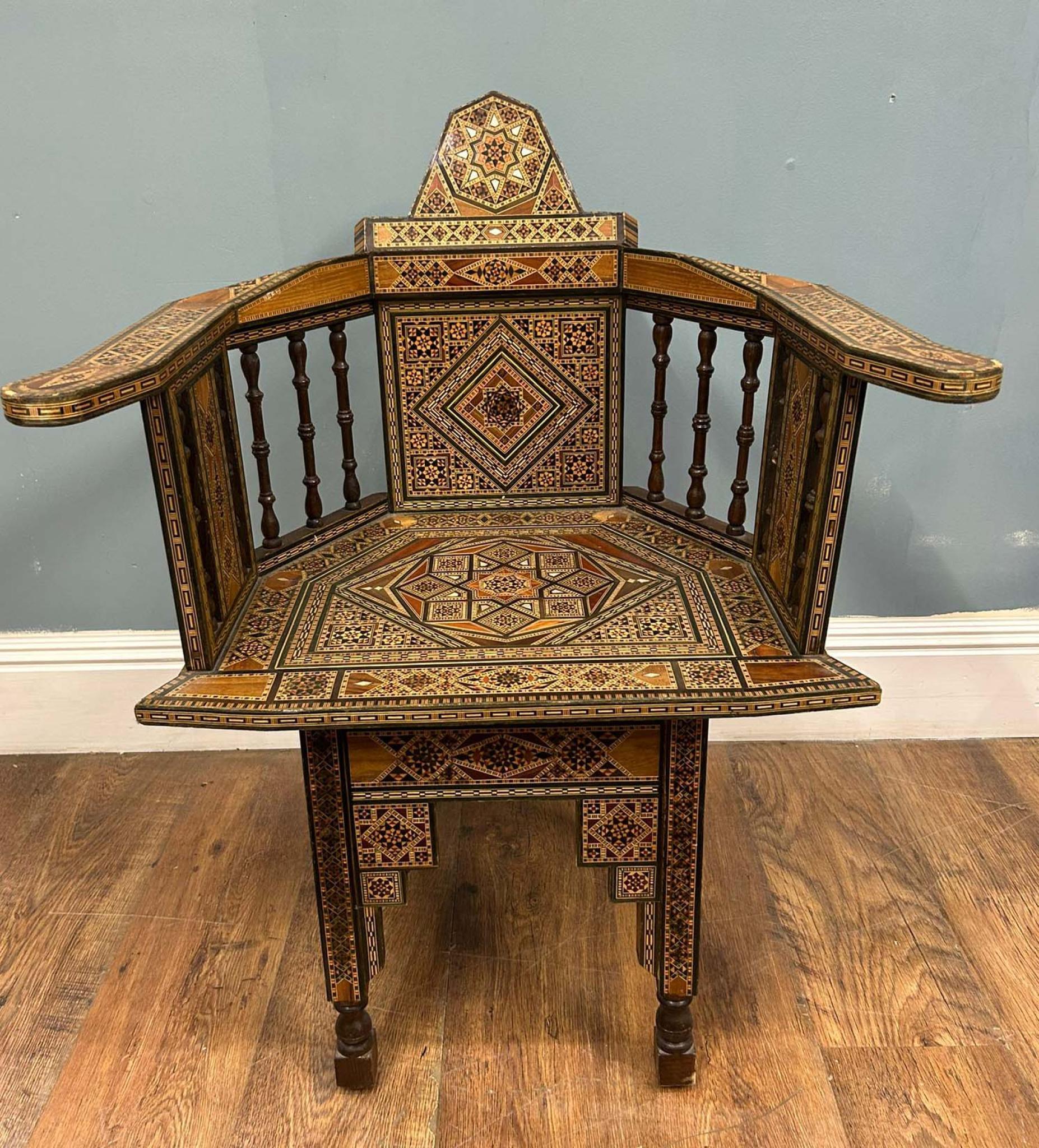 Silla Damascana Juego de Mesa Juegos Incrustaciones Árabes Interiores Sirios mediados del siglo XX en venta