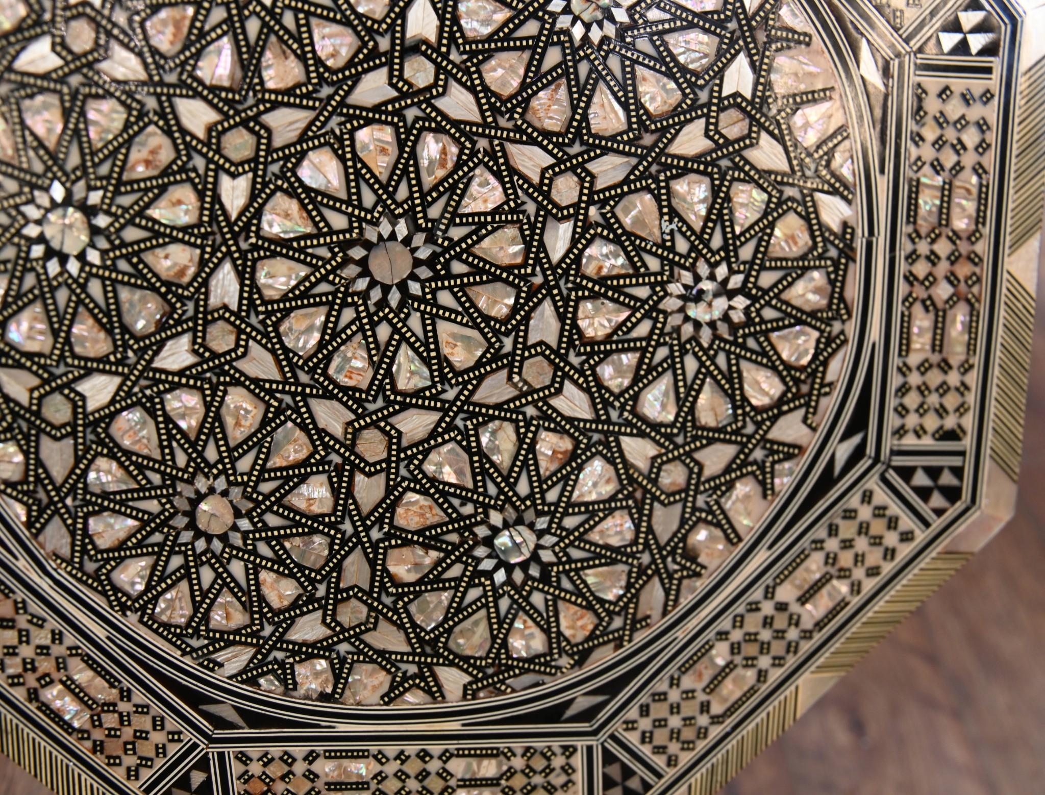 Damaszener Beistelltisch Kippplatte Syrisch-Arabische Intarsien (Mitte des 20. Jahrhunderts) im Angebot