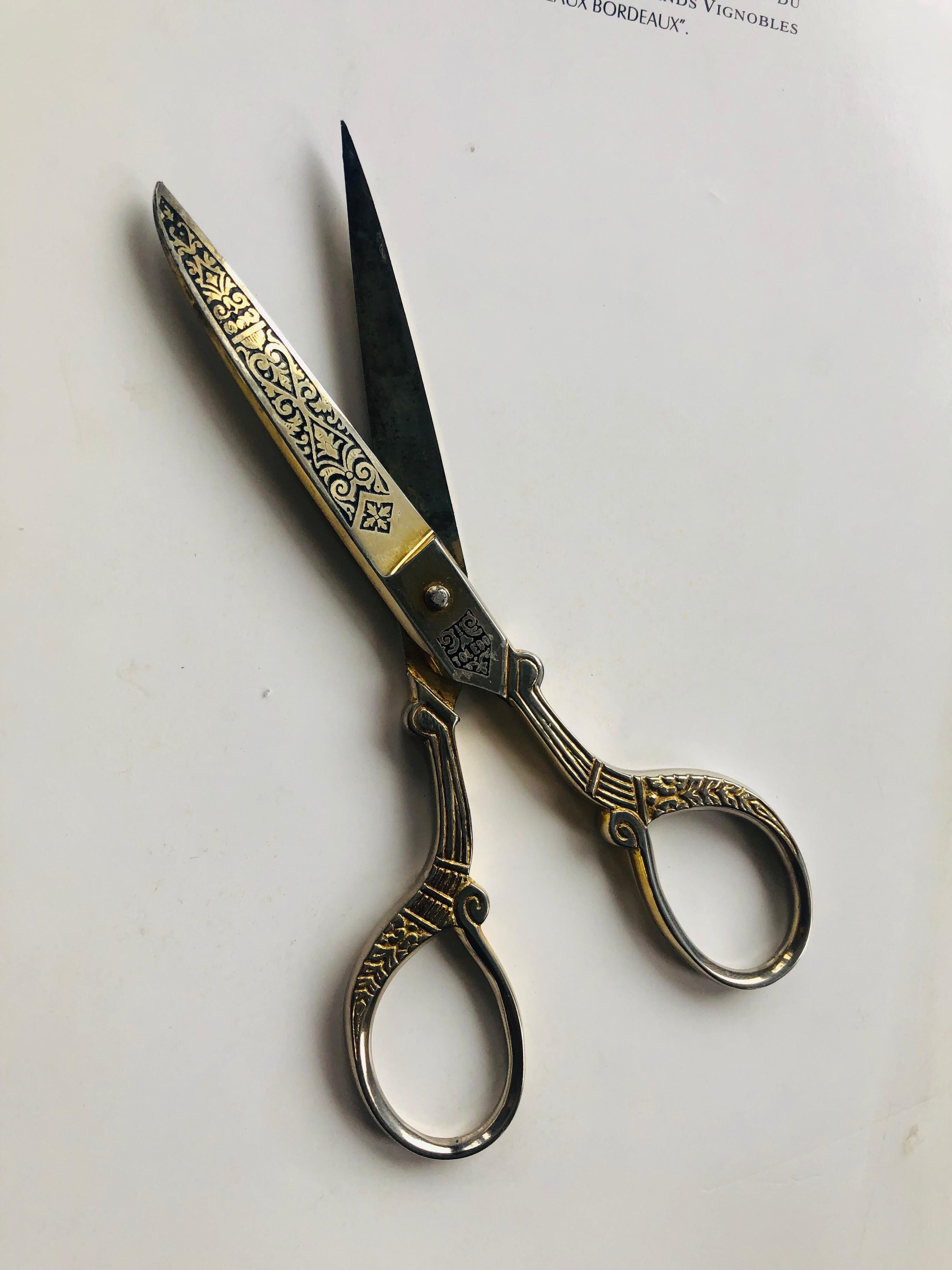 Toledo gold

Brief history of the company…
Company founded in 1970 after the gathering of several Toledo craftmen and damascene masters, wishing to maintain the centenary tradition of damascening in the city. They put together their knowledge,