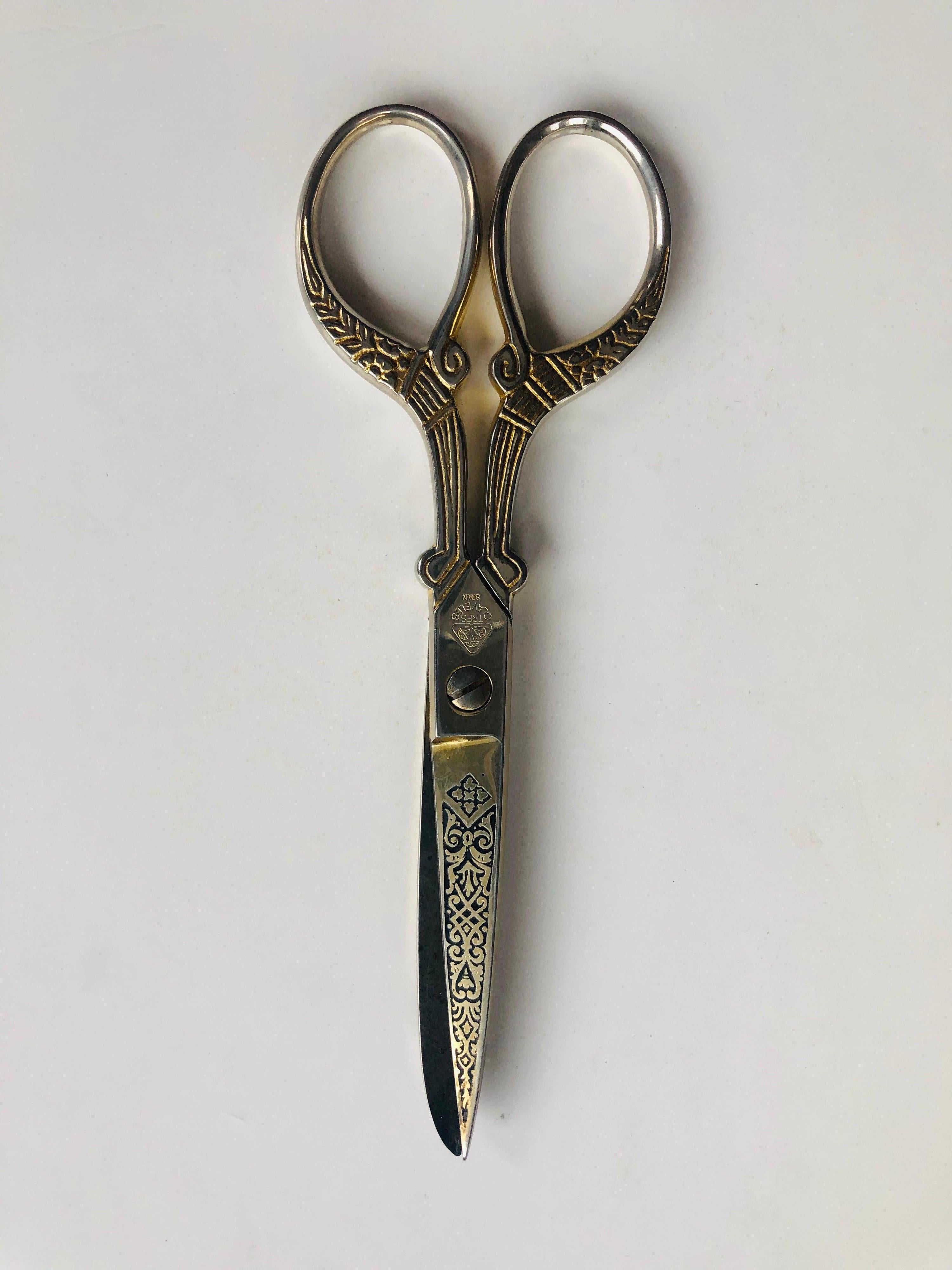 Damascene 3 Tres Claveles Gold Embroidery Ornate Scissor by Toledo, Spain In Good Condition In Sofia, BG