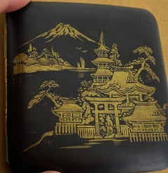 Portasigarette intarsiato in argento con lacca giapponese damascata e calendario dell'anno 1938