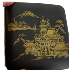 Portasigarette intarsiato in argento con lacca giapponese damascata e calendario dell'anno 1938