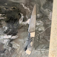 Coltello con lama in acciaio damasco e manico in legno