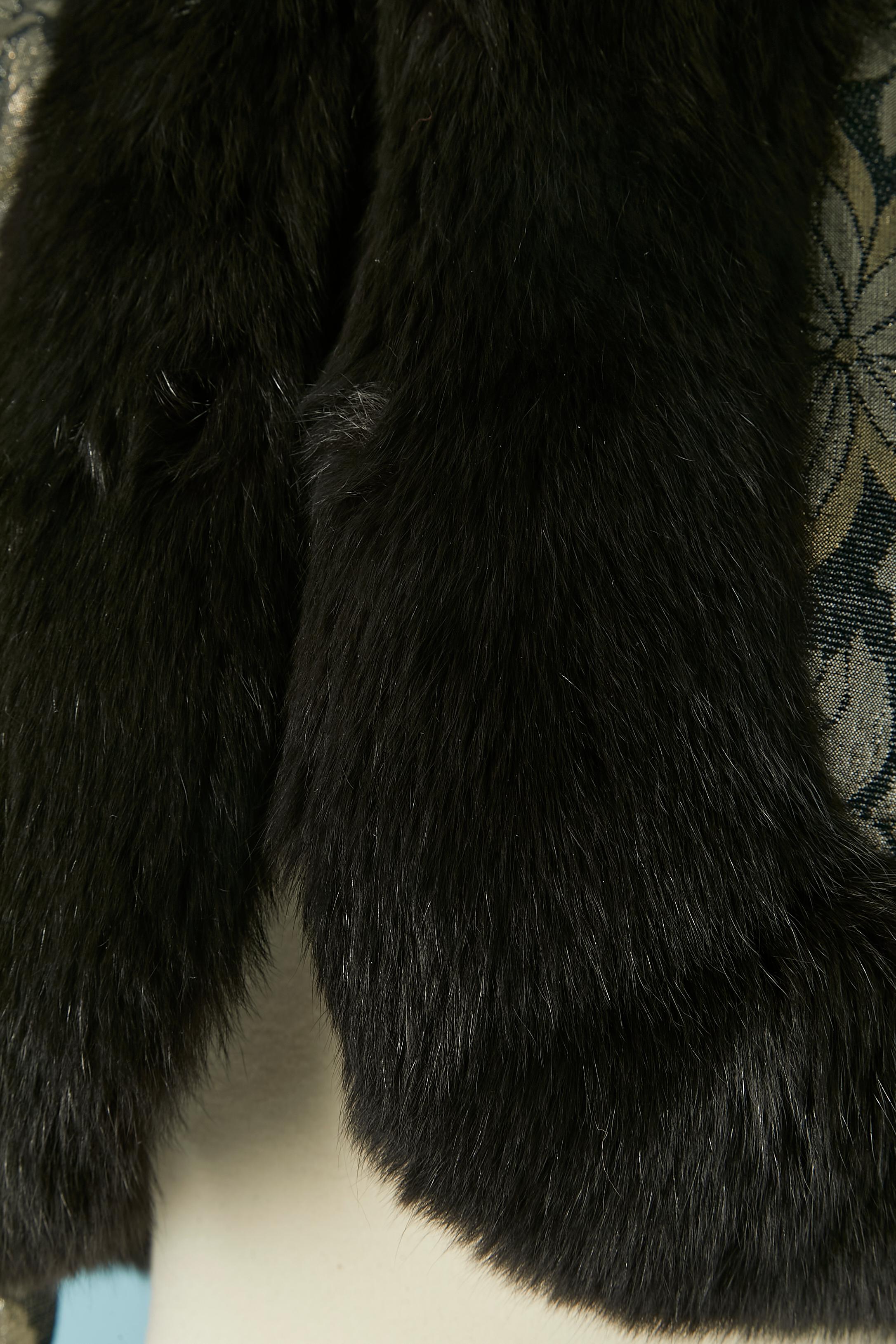 Damask boléro jacket with fur edge. Shell fabric composition: 67% rayon, 33% metal. Fur : Fox. No indication for the lining composition but probably rayon. 
Hook&eye closure on the middle front. 
SIZE M 