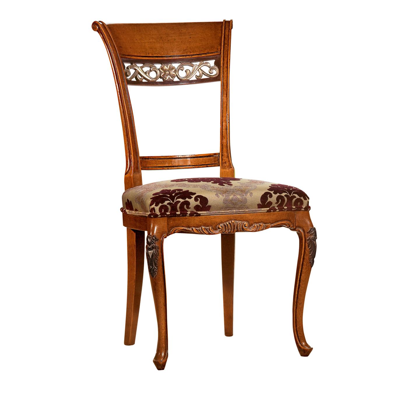 A stunning interpretation of the Queen Anne chair, this superb object will catch the eye in a traditional interior, thanks to its exquisite craftsmanship and the splendid combination of curved elements and straight lines. The solid wood structure