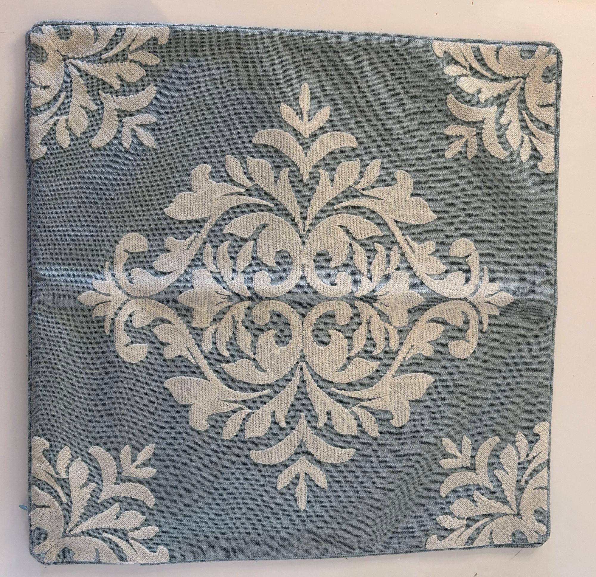 Coussin décoratif en lin damassé fait sur mesure.
Ce coussin décoratif est le complément parfait de votre lit ou l'accent de n'importe quelle pièce.
Dans des tons clairs de bleu, avec des motifs brodés en blanc cassé dans le style des tissus de