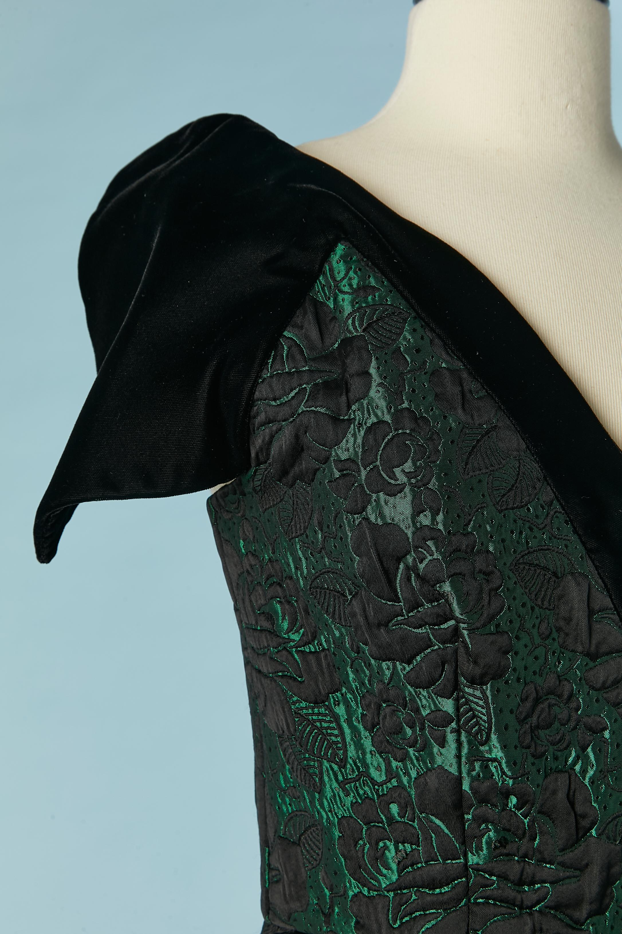 Damask evening dress with black velvet neckline. Main fabric composition: 25% wool, 65% acetate, 10% polyamide. Acetate lining. Boned. Gros-grain waist band inside the dress. Zip and hook&eye closure in the middle back. 
SIZE 40 on tag but fit XS/S