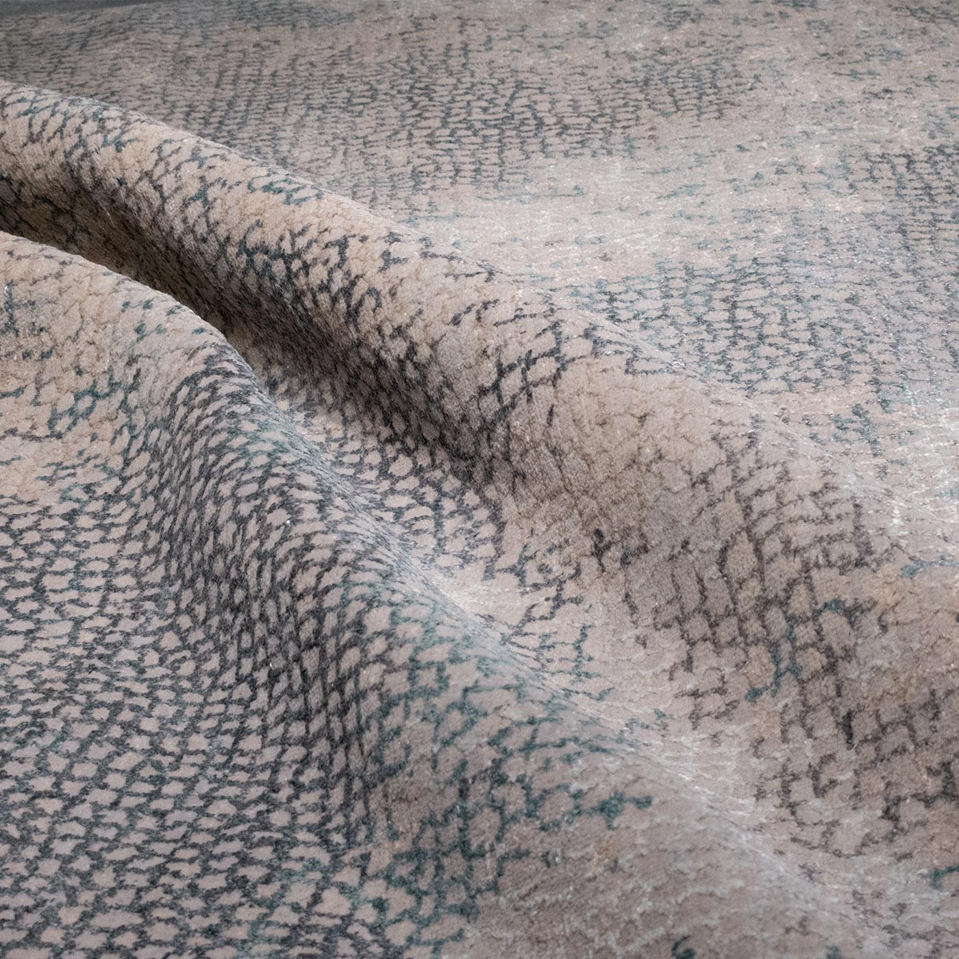 This superb artisan rug is hand-knotted on two layers using a Persian-knot technique, revealing a hyperrealistic motif inspired by reptile skin. Its mix of fine wool and cotton yarns is dyed following only artisan and natural methods. Please do not