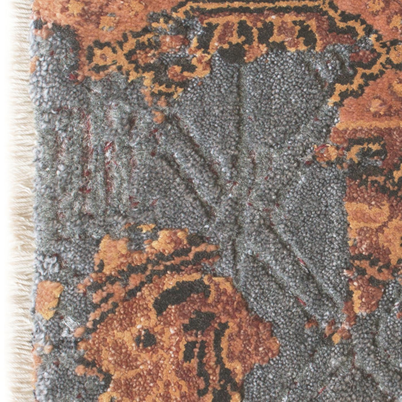 Magnifique complément à un intérieur raffiné, ce superbe tapis est entièrement réalisé à la main à partir d'une combinaison de bambou, de laine et de viscose, dont les fibres sont teintes à la main selon des méthodes naturelles. Nouée de manière