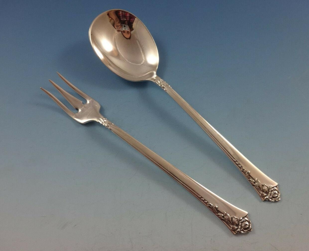 Damask Rose è un motivo popolare pubblicato nel 1946. Il disegno presenta un motivo di rose tridimensionali con un tocco moderno. Questo set è Place Size con molti server.

Bellissimo set di posate Damask Rose by Oneida in argento sterling, 53