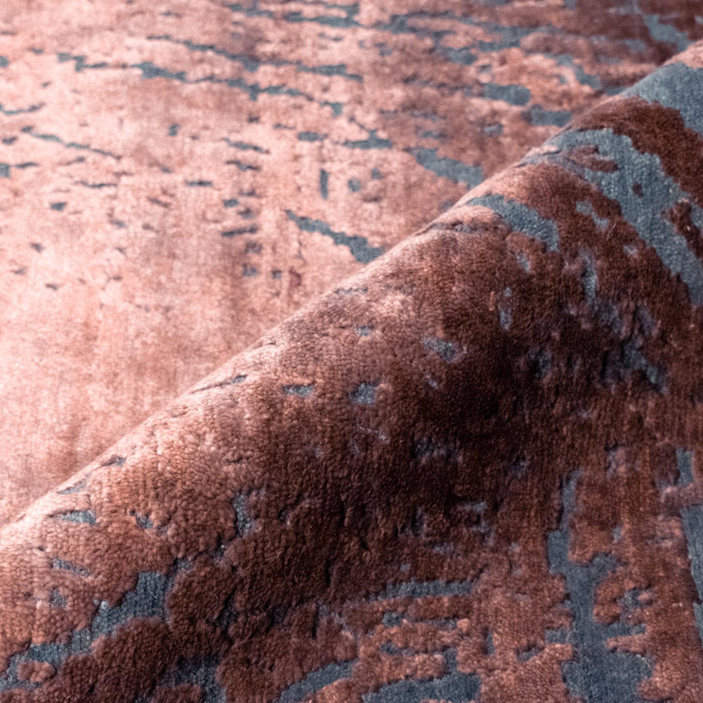Blaue Fasern tauchen in diesem exquisiten Teppich aus einem Meer von rosa Fasern auf. Es wird von Hand auf zwei Lagen mit der persischen Knüpftechnik geknüpft und kombiniert Wolle und Baumwollgarne, die in einem rein handwerklichen Verfahren gefärbt