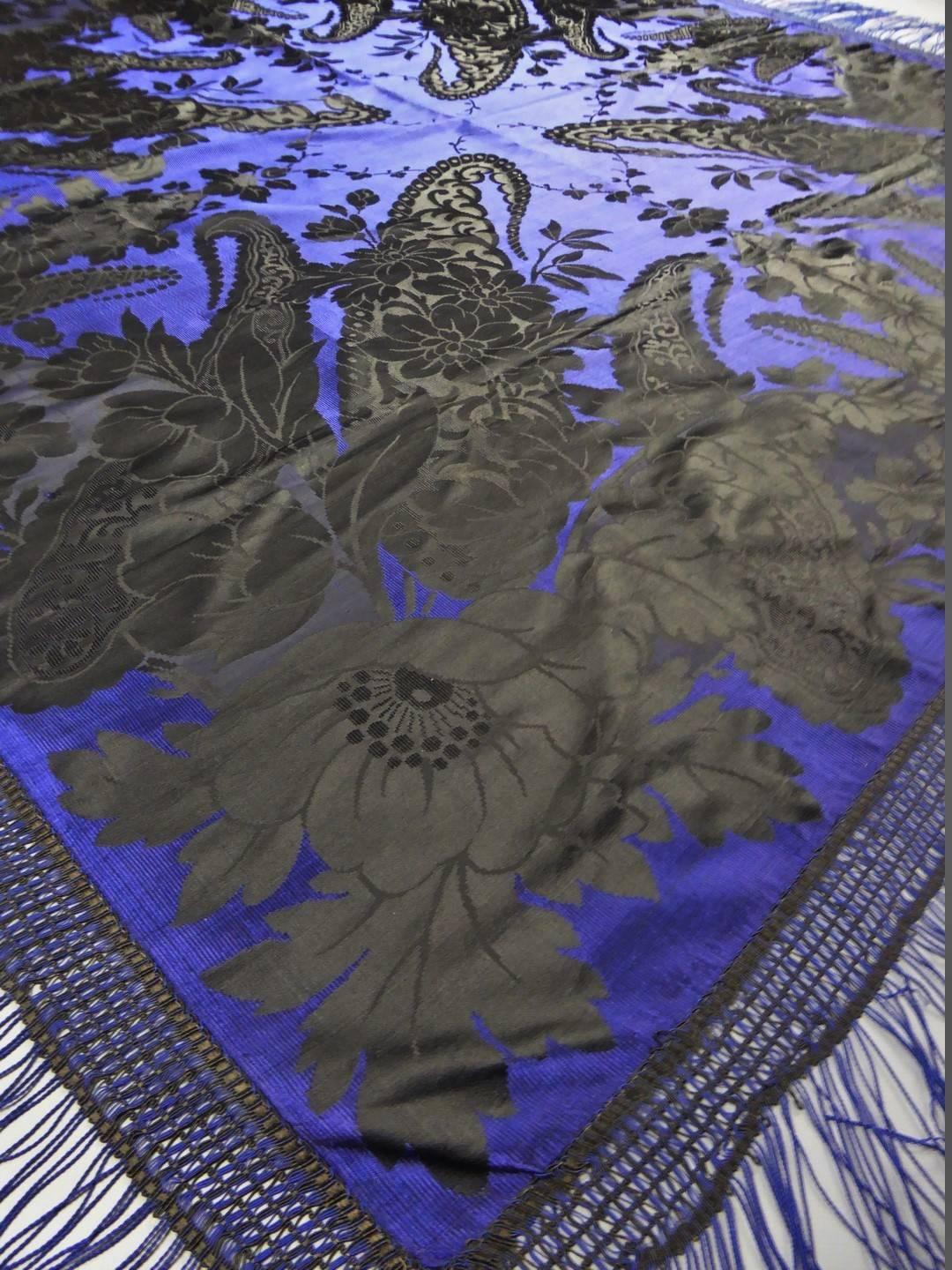 Circa 1860

Europe - Russia (?)

Large bourgeois shawl in black damask silk on electric blue Gros de Tours around 1860. On the reverse, reversible  weaving on the quart (without floating weft) with ribbed effects with matt and shiny damask effects.