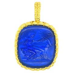 Pendentif en intaille de verre D'amati "Diane et le cerf" dans une monture en or jaune 18k