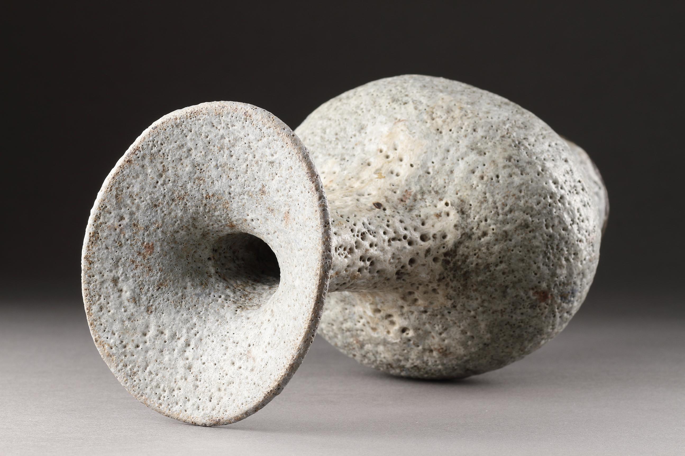 Dama Lucie Rie (1902 - 1995)  Vaso a bottiglia con bordo svasato in vendita 4