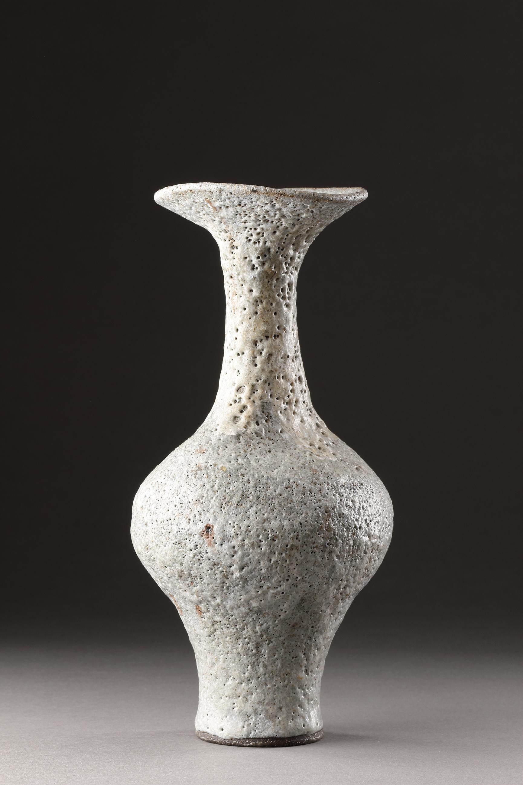 Dama Lucie Rie (1902 - 1995)  Vaso a bottiglia con bordo svasato 
Gres, smalto vulcanico blu/bianco 
Marchio di sigillo 'LR' alla base 
Circa 1980 

Dimensioni: 27,5 cm di altezza, 14 cm di larghezza, 12 cm di profondità - 10¾ ins di altezza, 5½ ins