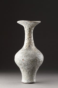 Dama Lucie Rie (1902 - 1995)  "Jarrón botella" con borde abocinado