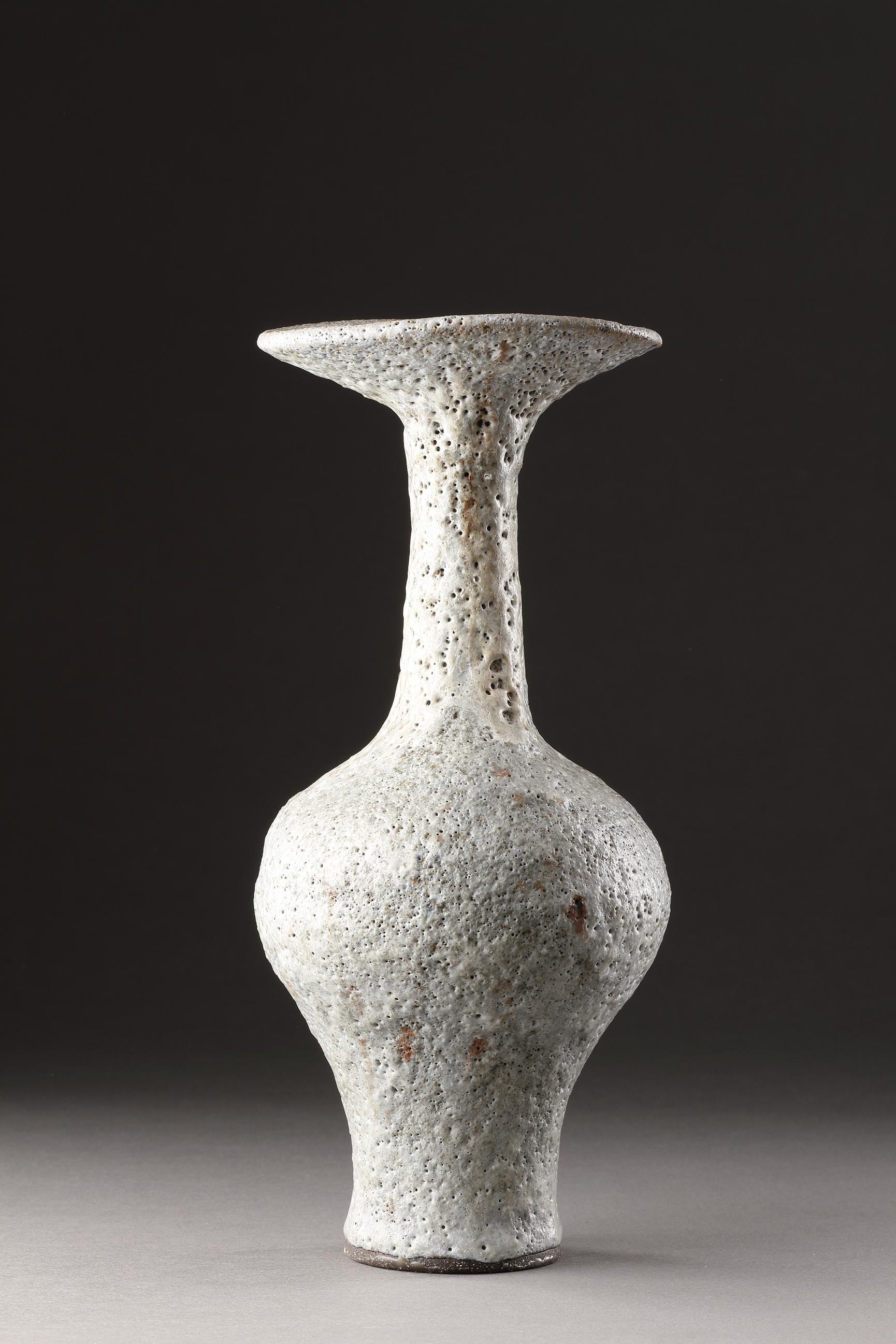 Britannico Dama Lucie Rie (1902 - 1995)  Vaso a bottiglia con bordo svasato in vendita