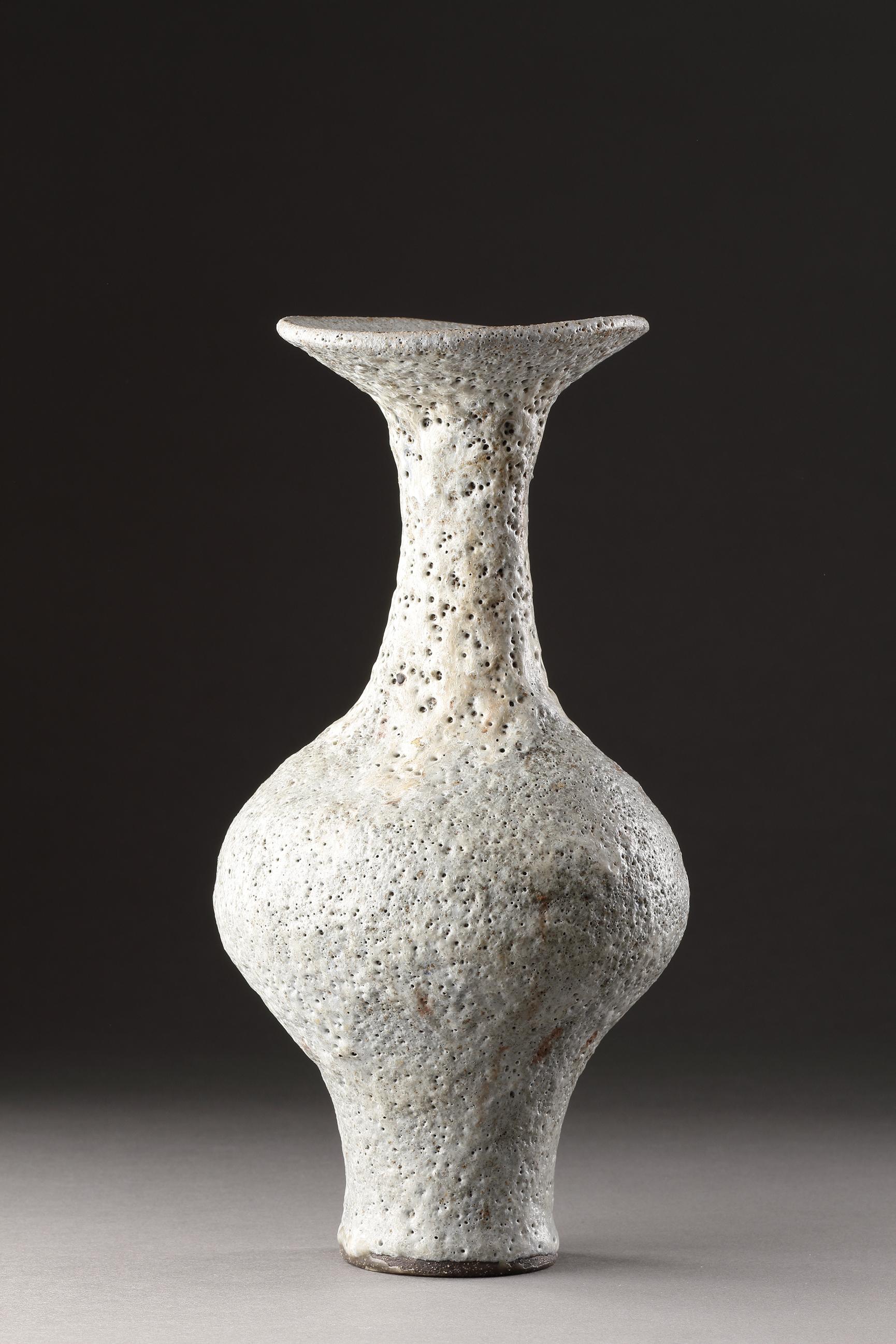 Dama Lucie Rie (1902 - 1995)  Vaso a bottiglia con bordo svasato In condizioni ottime in vendita a London, GB