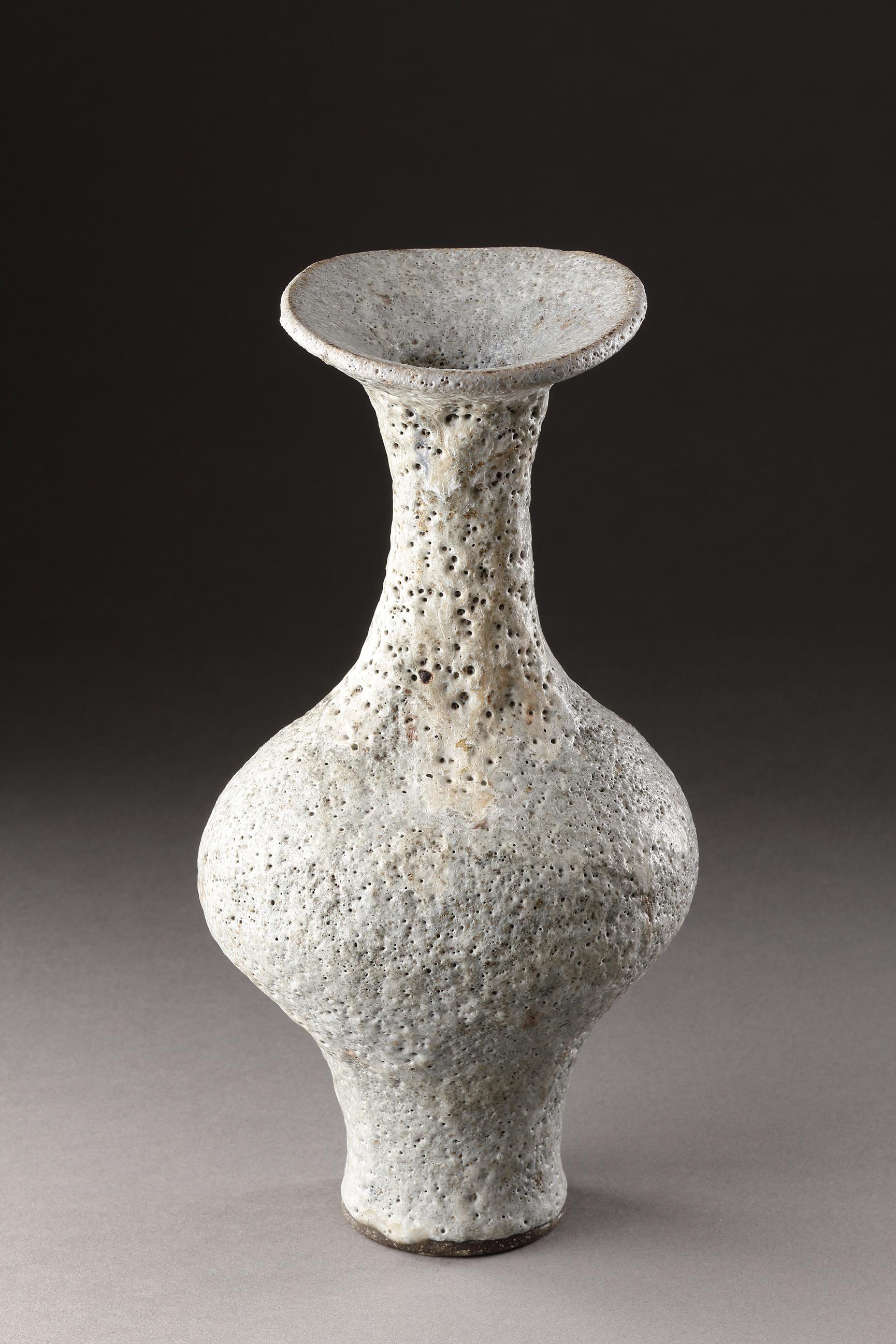 Grès porcellanato Dama Lucie Rie (1902 - 1995)  Vaso a bottiglia con bordo svasato in vendita