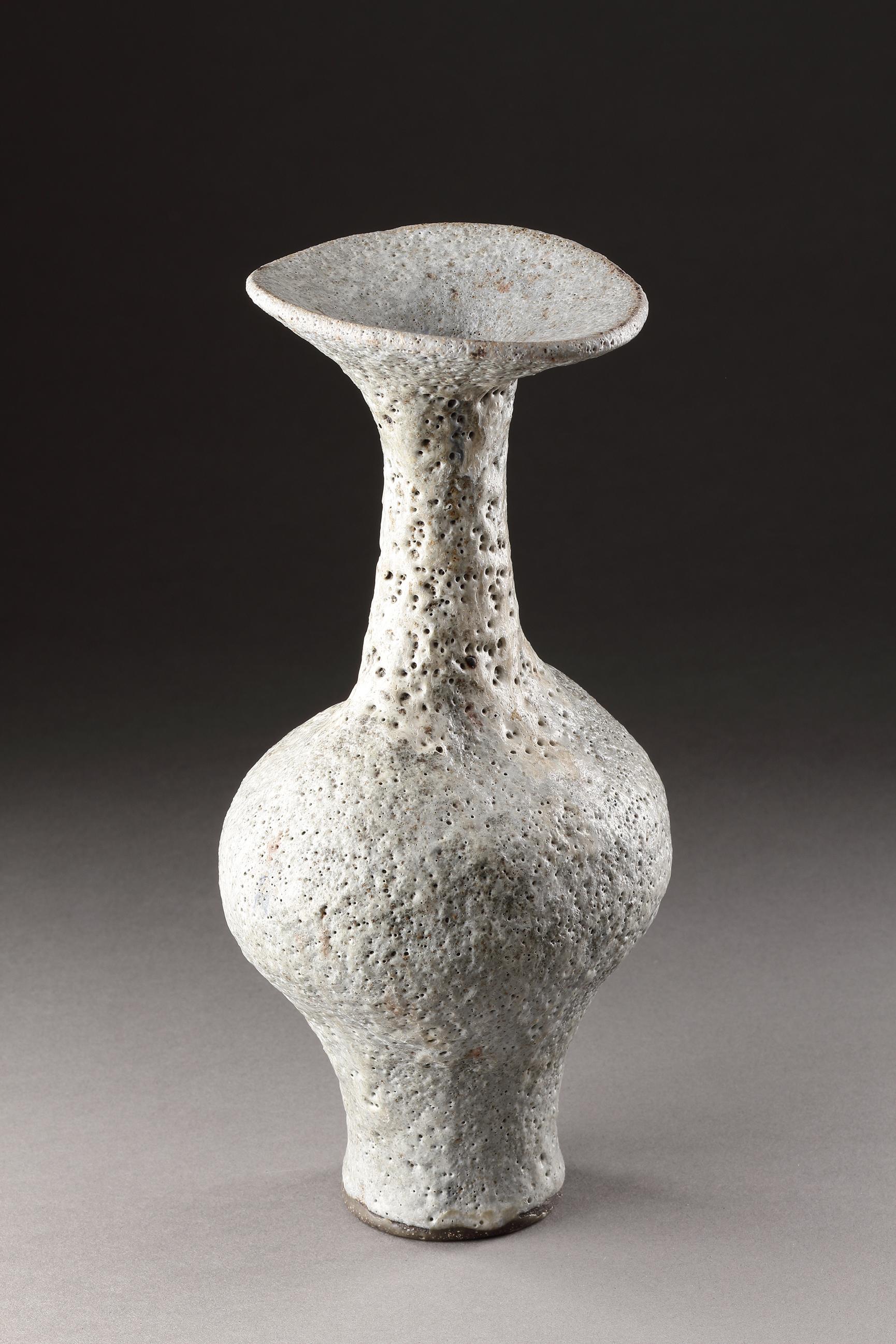 Dama Lucie Rie (1902 - 1995)  Vaso a bottiglia con bordo svasato in vendita 1