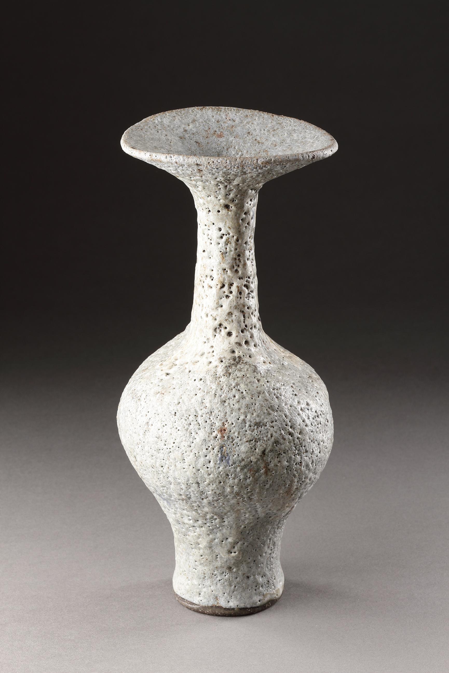 Dama Lucie Rie (1902 - 1995)  Vaso a bottiglia con bordo svasato in vendita 2