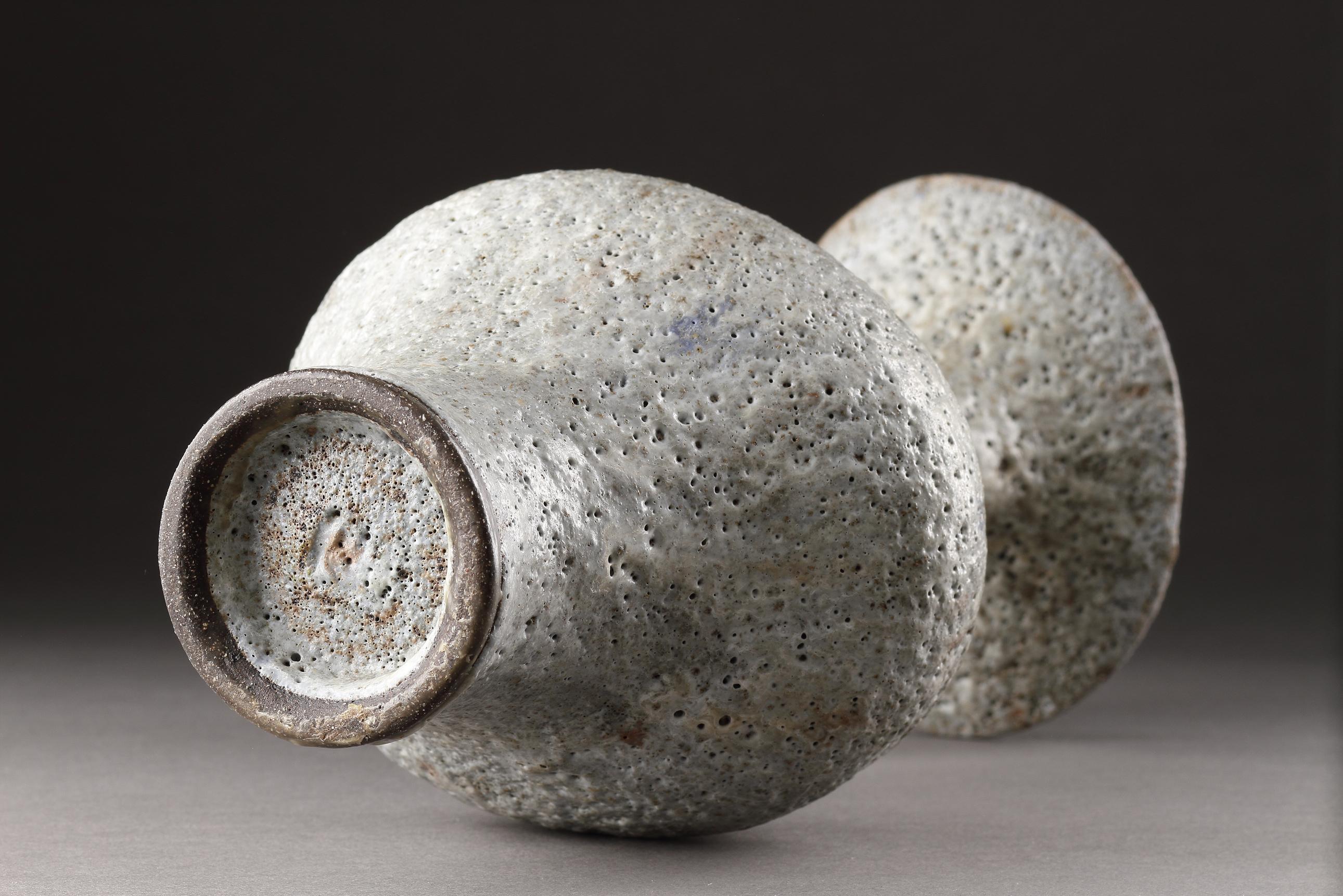 Dama Lucie Rie (1902 - 1995)  Vaso a bottiglia con bordo svasato in vendita 3