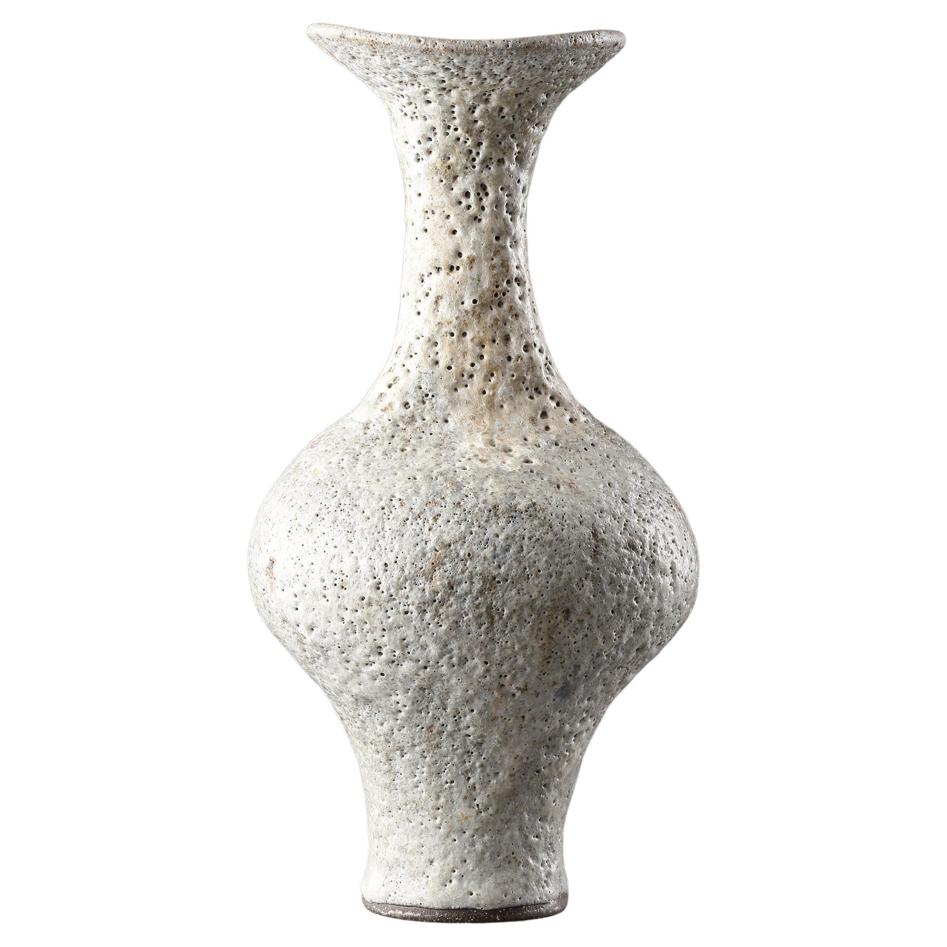 Dame Lucie Ries (1902 - 1995)  Vase bouteille à bord évasé