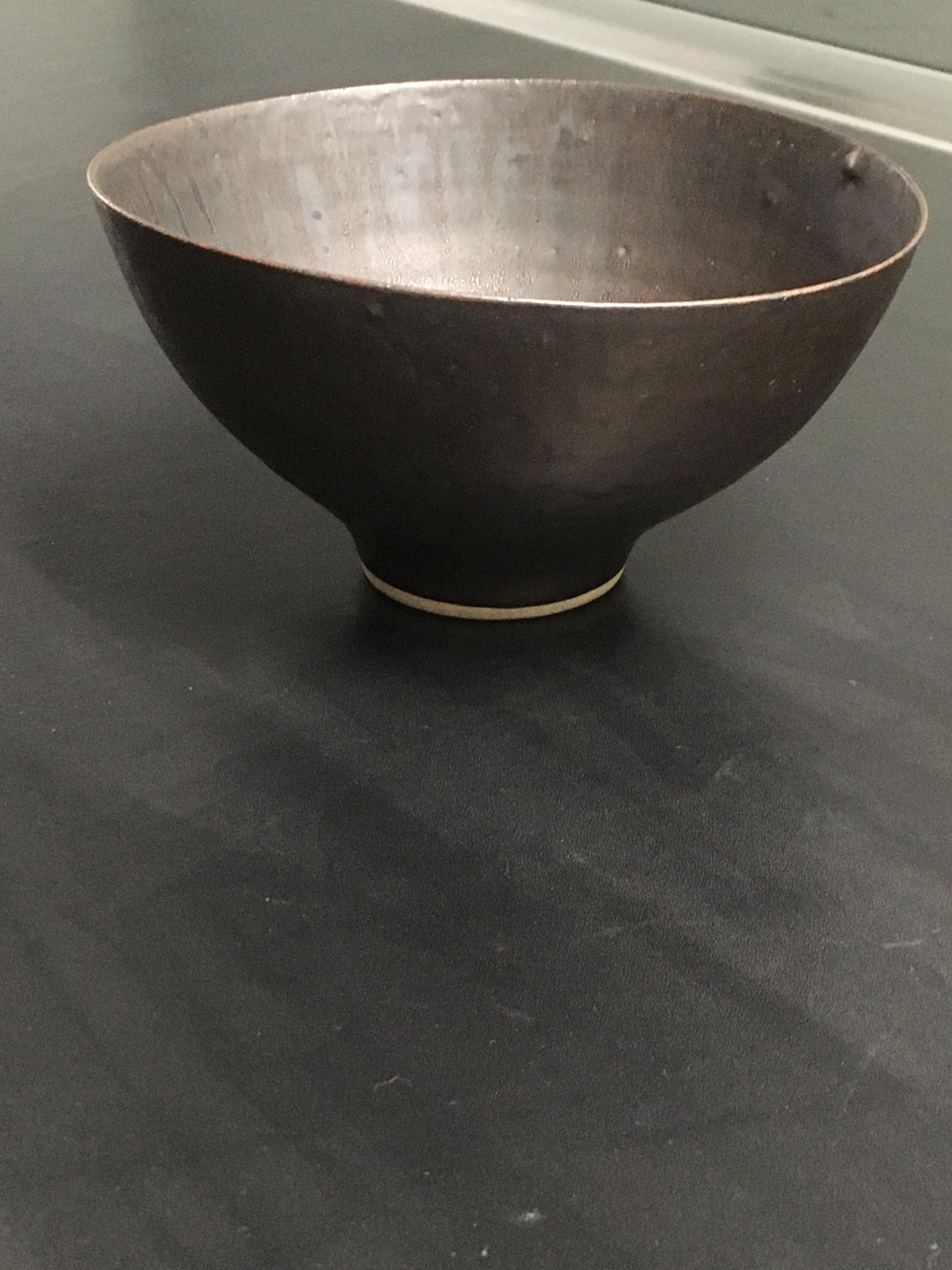 Dame Lucie Rie, 1950's Porcelain Footed Bowl with Manganese Glaze. For Sale 6