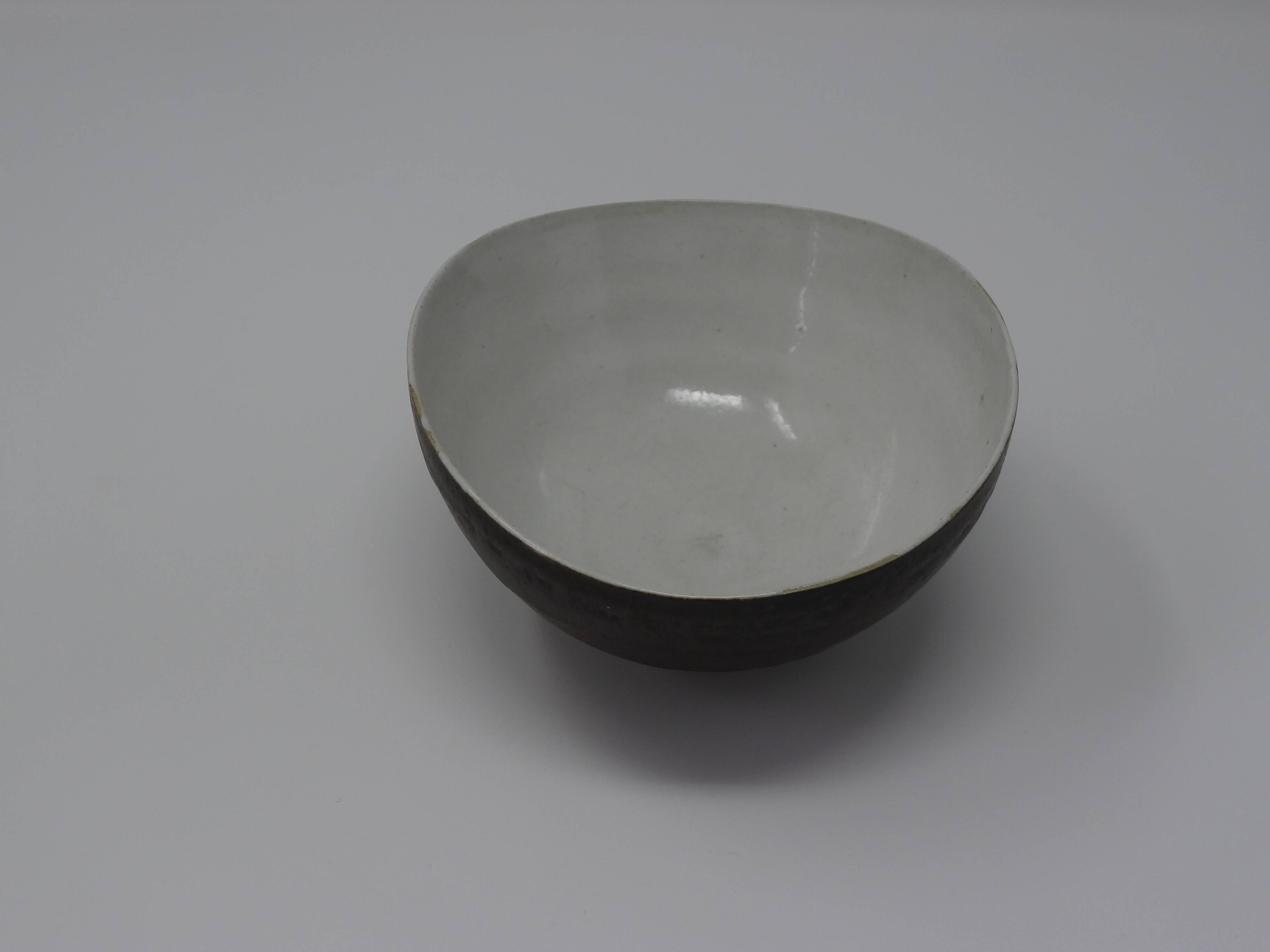 Mid-Century Modern Dame Lucie Rie, Stoneware Bowl with White Interior, 1970s