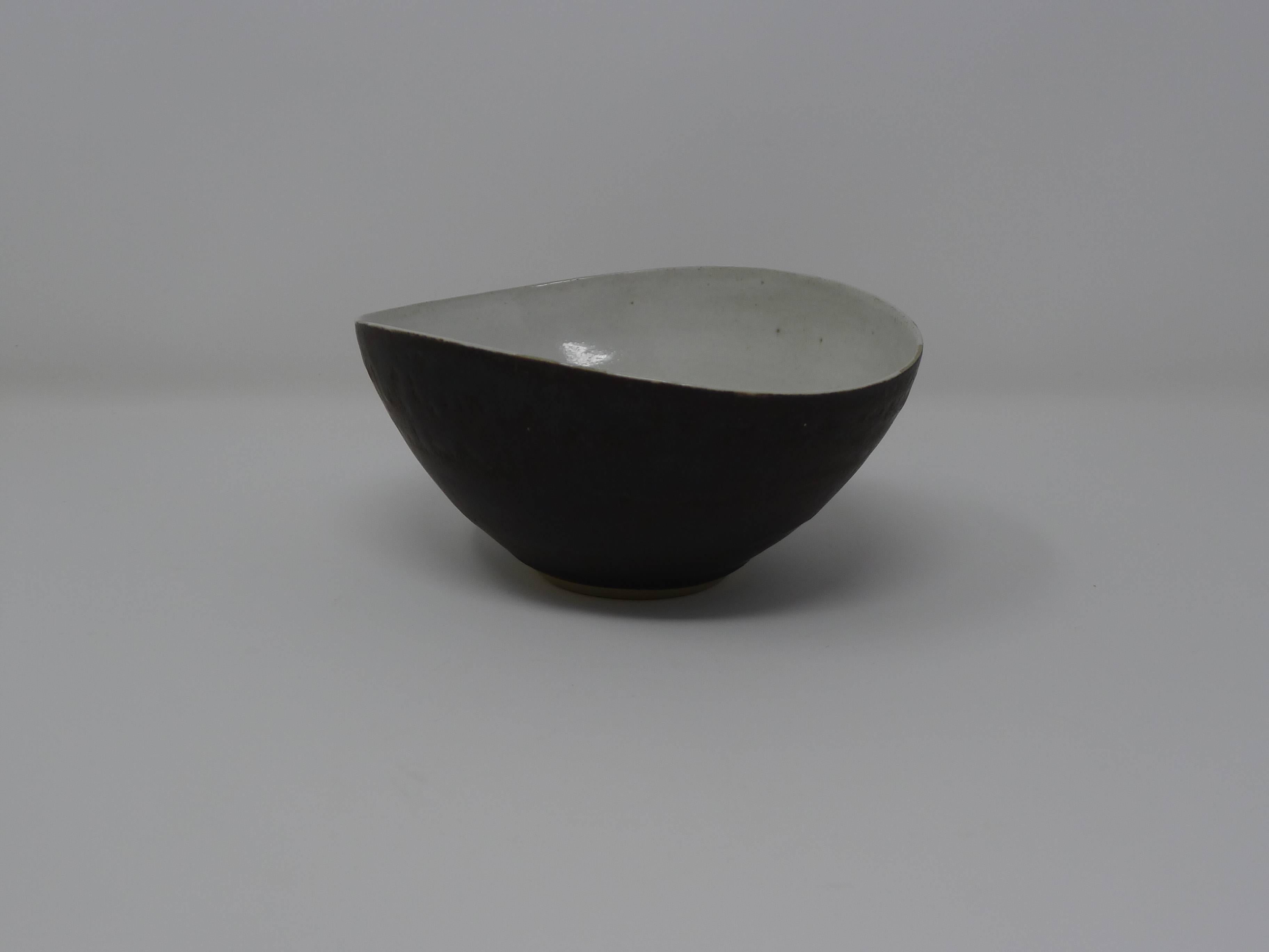 Dame Lucie Rie, Stoneware Bowl with White Interior, 1970s In Excellent Condition In Wargrave, Berkshire