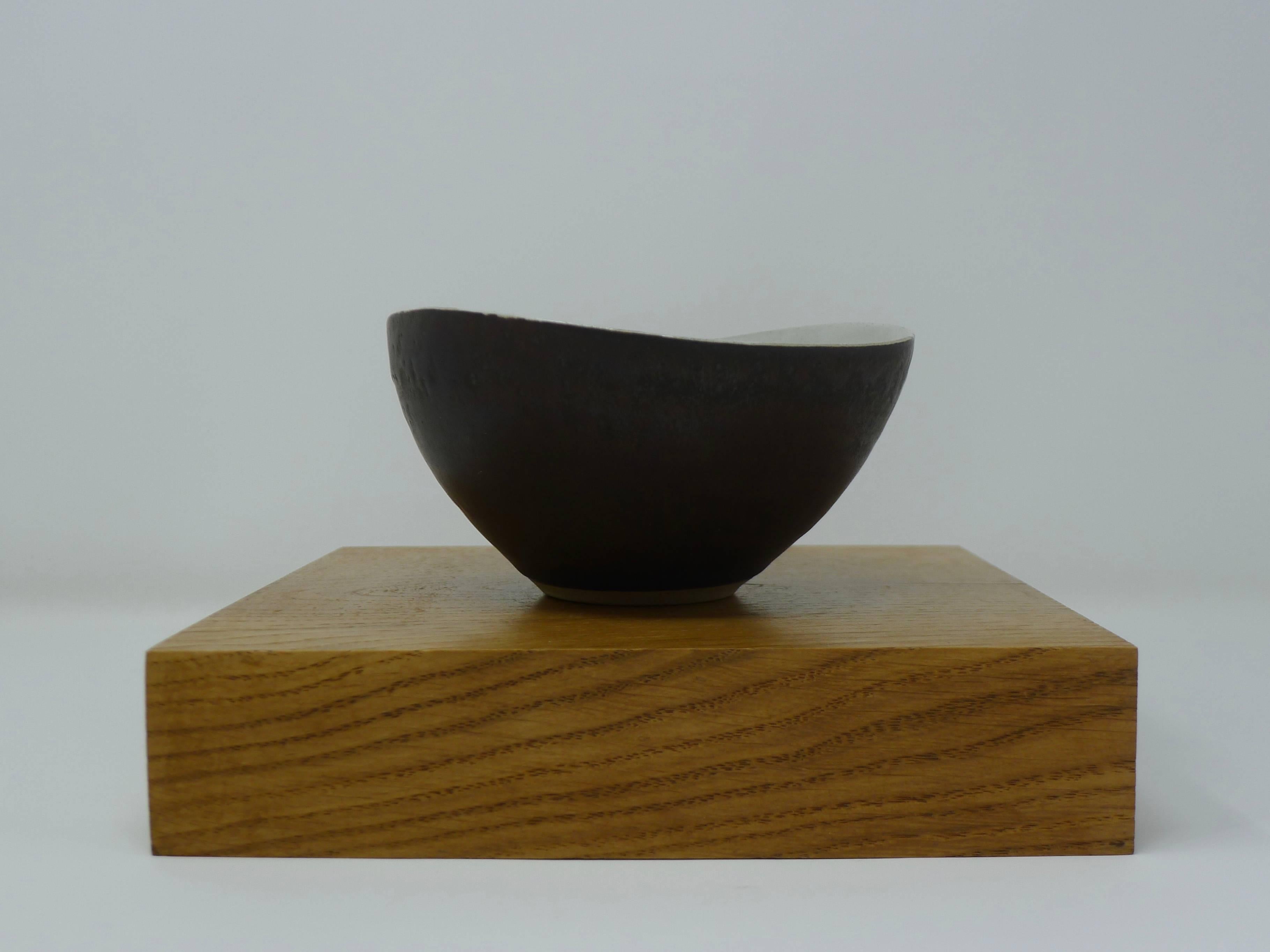 Dame Lucie Rie, Stoneware Bowl with White Interior, 1970s 1