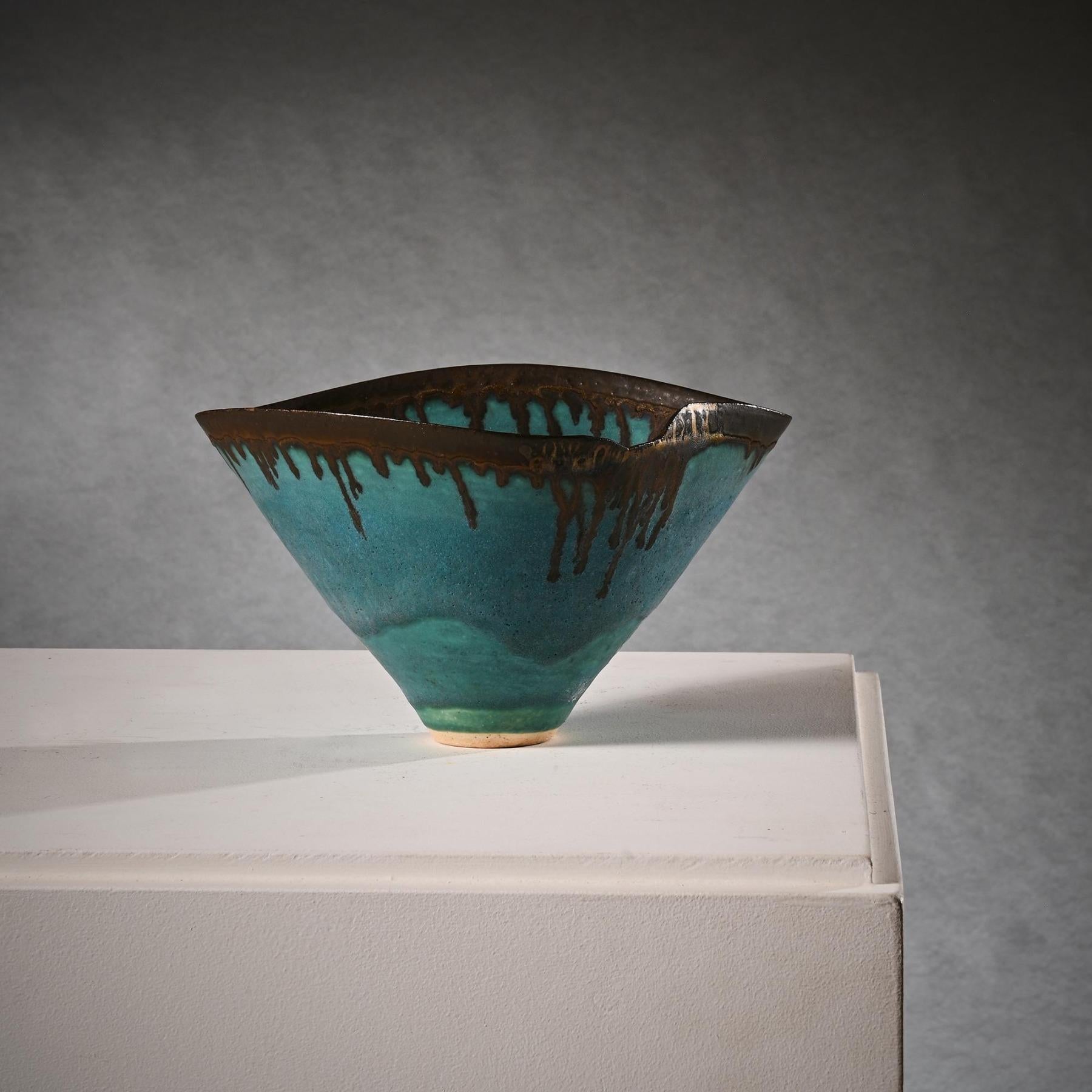 Un beau et important vase minimaliste de style japonais avec un bord ondulé et une glaçure 