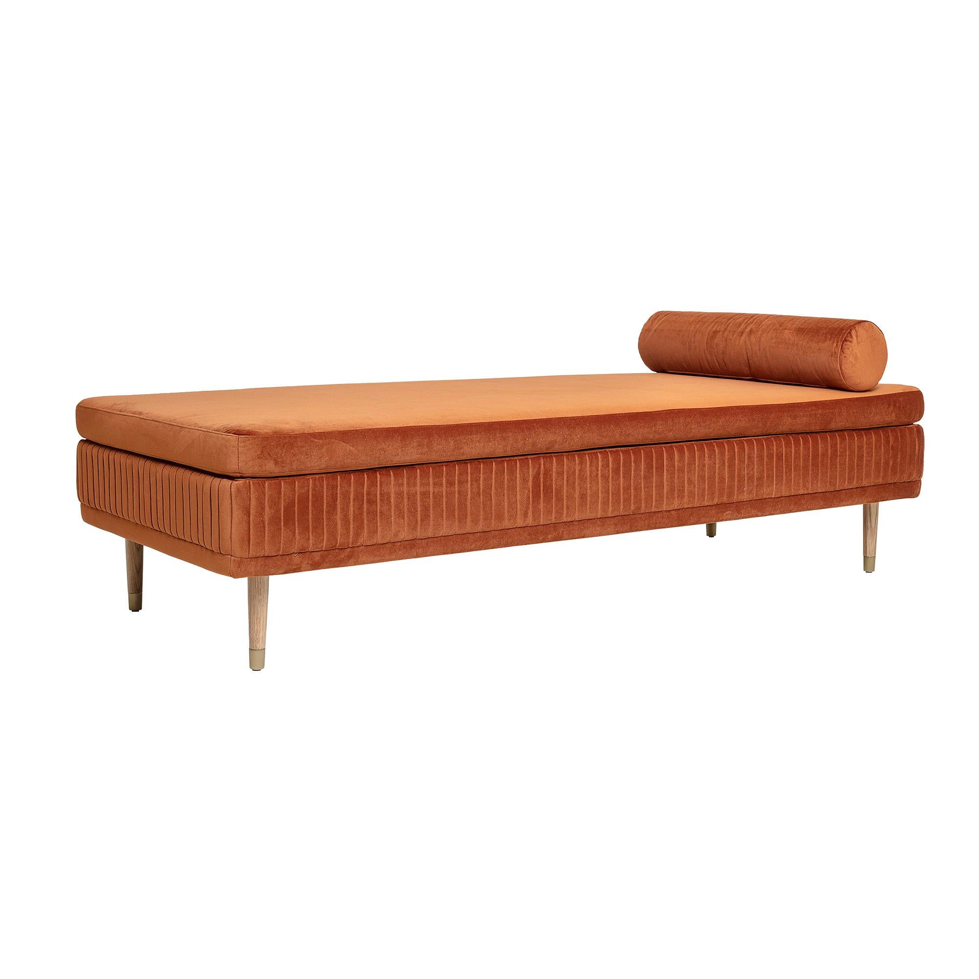 Il s'agit d'un lit de jour au design moderne Scandinavian avec un revêtement en velours brun bronzé sur un cadre en bois de chêne avec des détails de pieds en métal couleur laiton. Le tour de la tapisserie d'ameublement présente de jolis détails