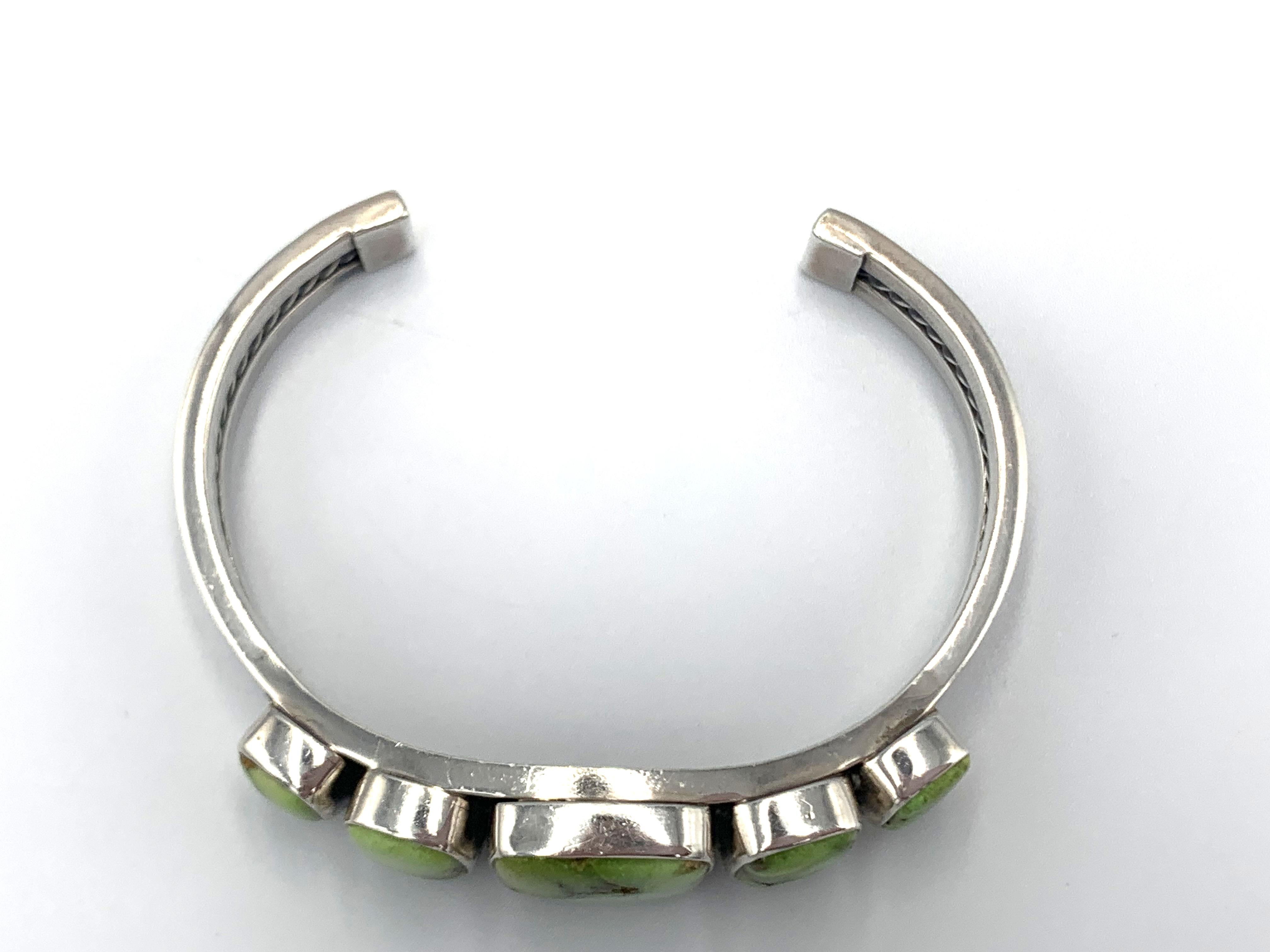 Questo elegante bracciale in argento sterling, che si assottiglia da 1/2