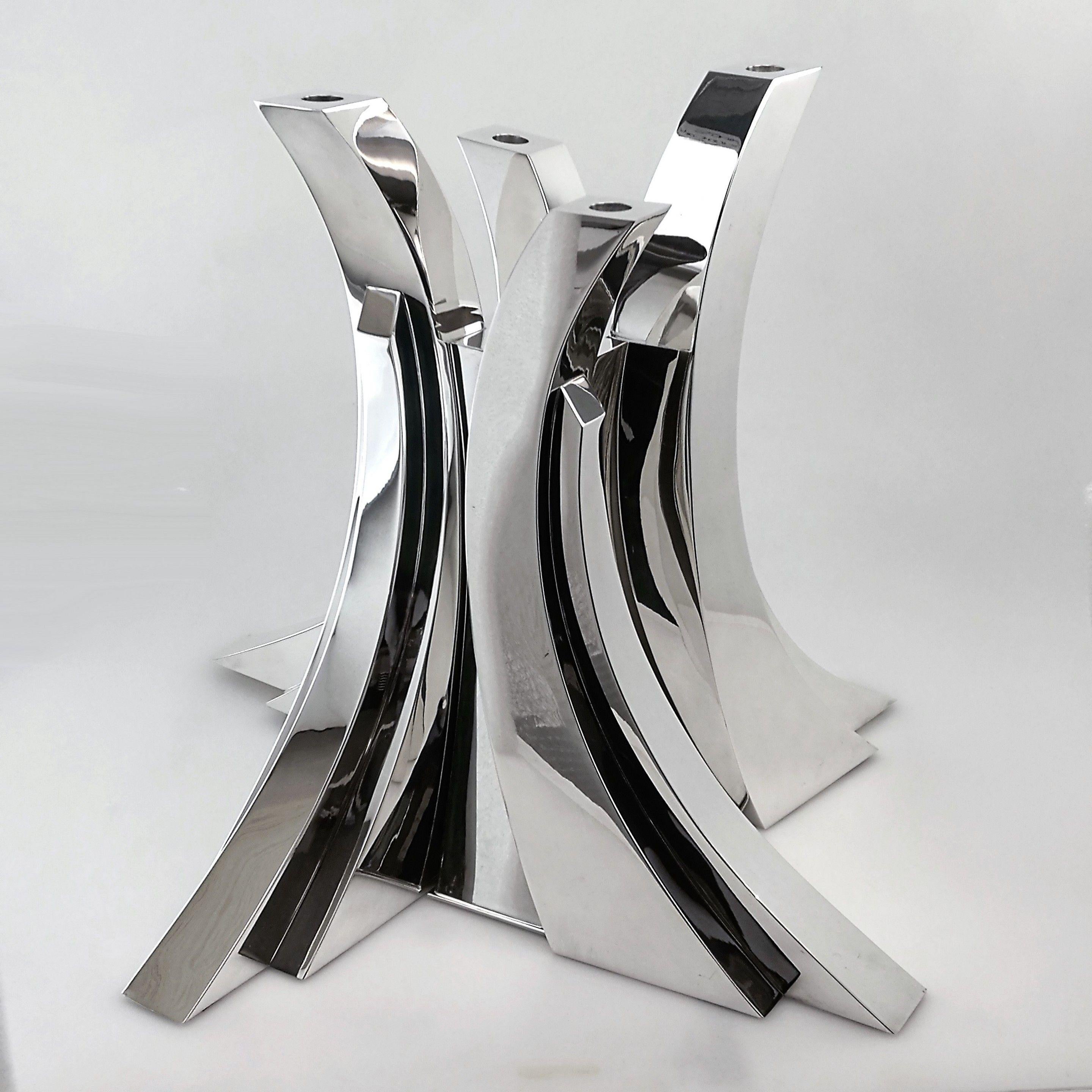 Ein spektakuläres modernistisches skulpturales Herzstück von Damian Garrido. Dieser prächtige Tafelaufsatz besteht aus vier prächtigen geschwungenen Kerzenhaltern, die in eine zentrale Vase passen. Jedes dieser Teile kann allein oder in einer