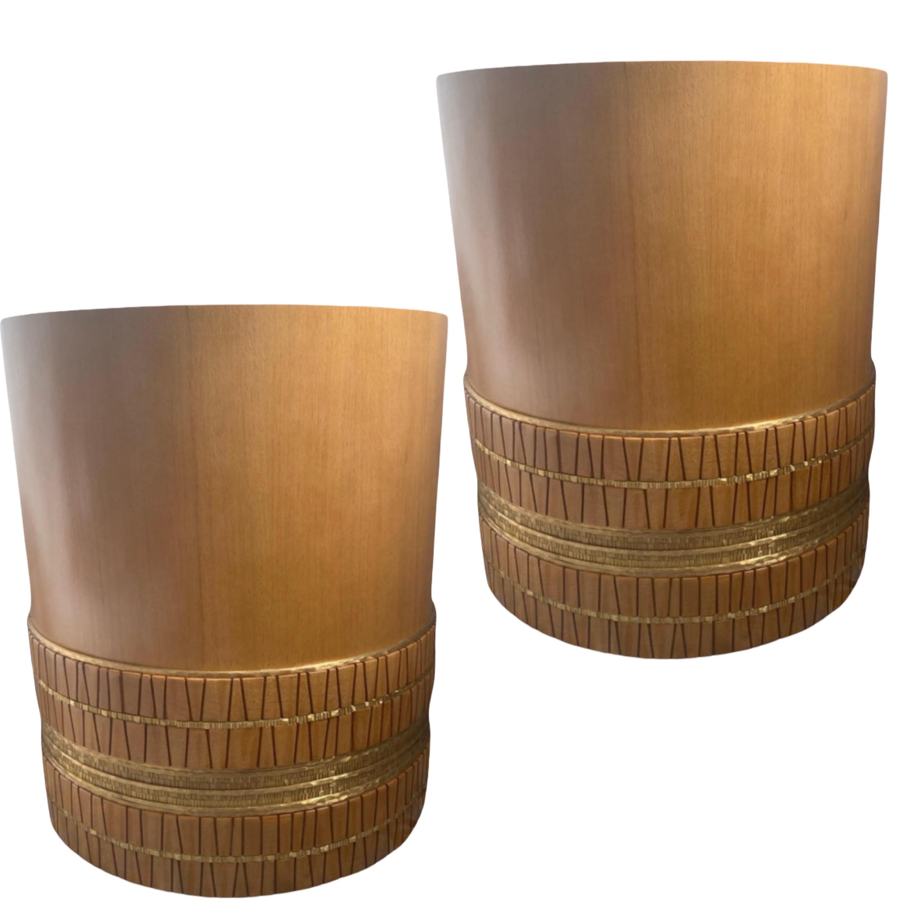 Par de mesas Damian Jones nº 2888) 

Materiales: Nogal y latón labrado a mano.

Este par de mesas se encargaron por encargo para una finca de la zona de Palm Springs y nunca se utilizaron. Como nueva. El plazo de entrega normal es de 16 semanas, ya