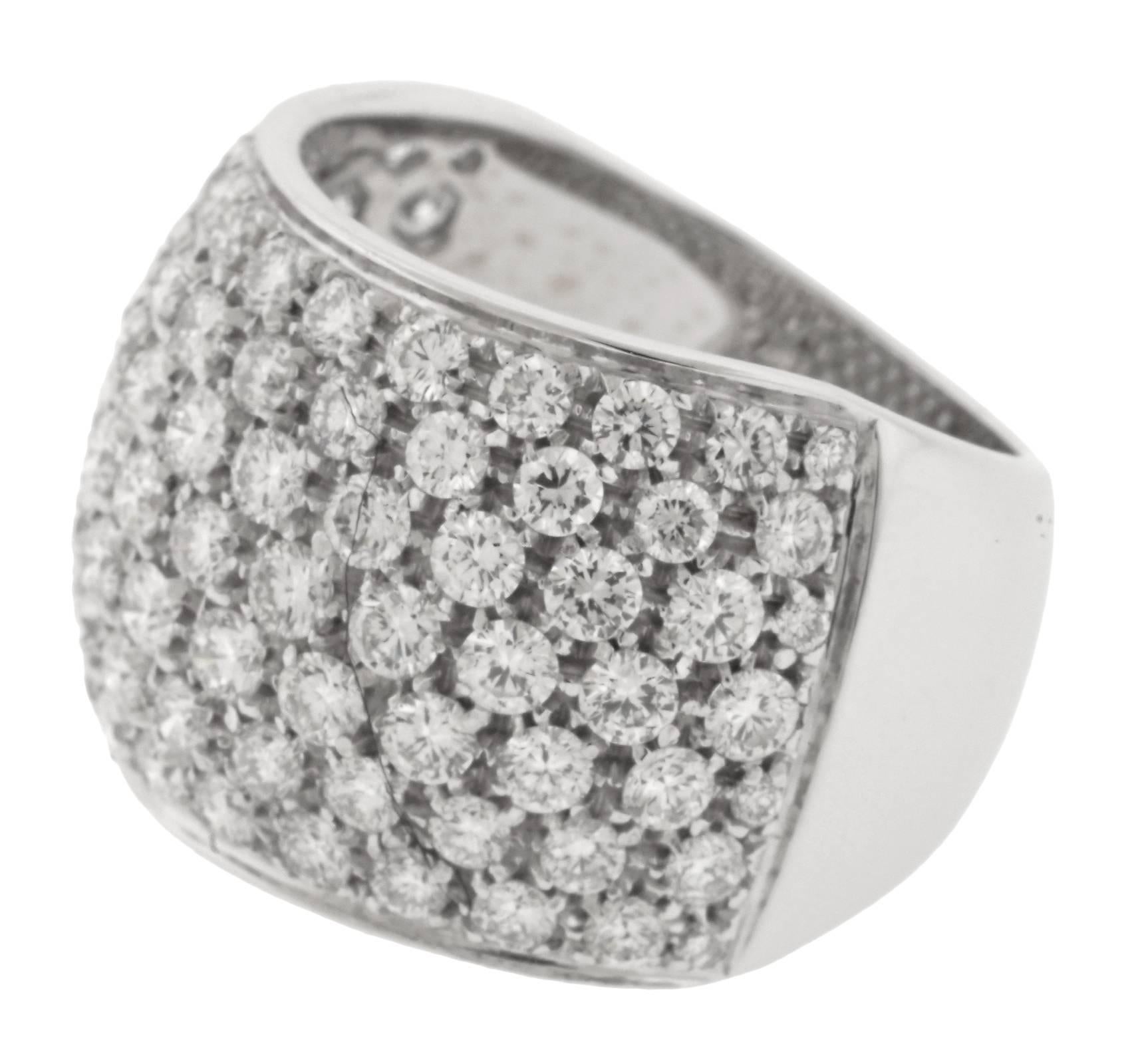 he band is made of 18K white gold and weighs 5.50 DWT (approx. 8.55 grams). It also has 95 round G-color, VS-clarity diamonds weighing 3.25 CTTW.