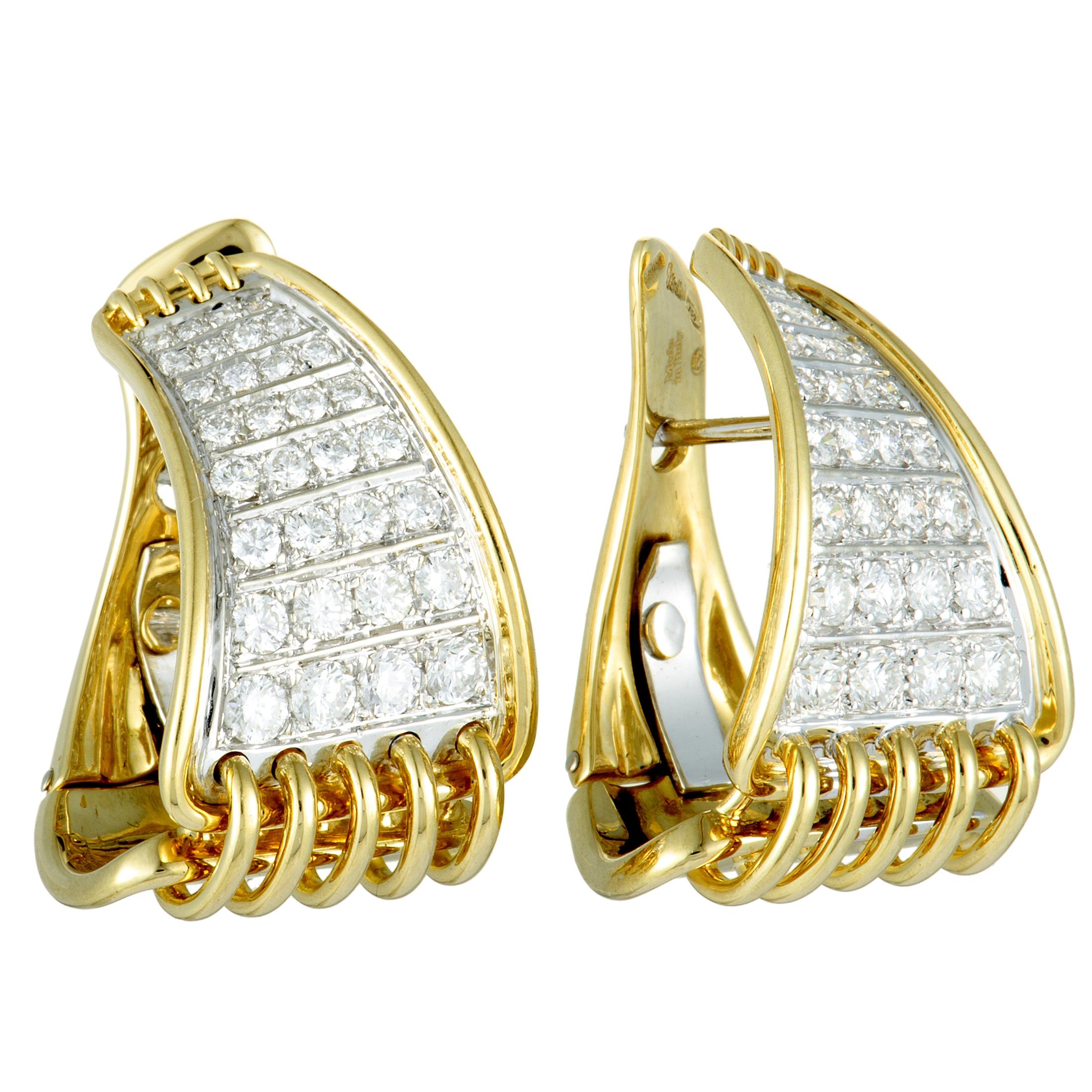 Embellish your ensembles in a distinctly classy fashion with these delightful earrings that feature an exceptionally refined design topped off with a plethora of incredibly resplendent gemstones. Presented by Damiani, the pair is exquisitely made of