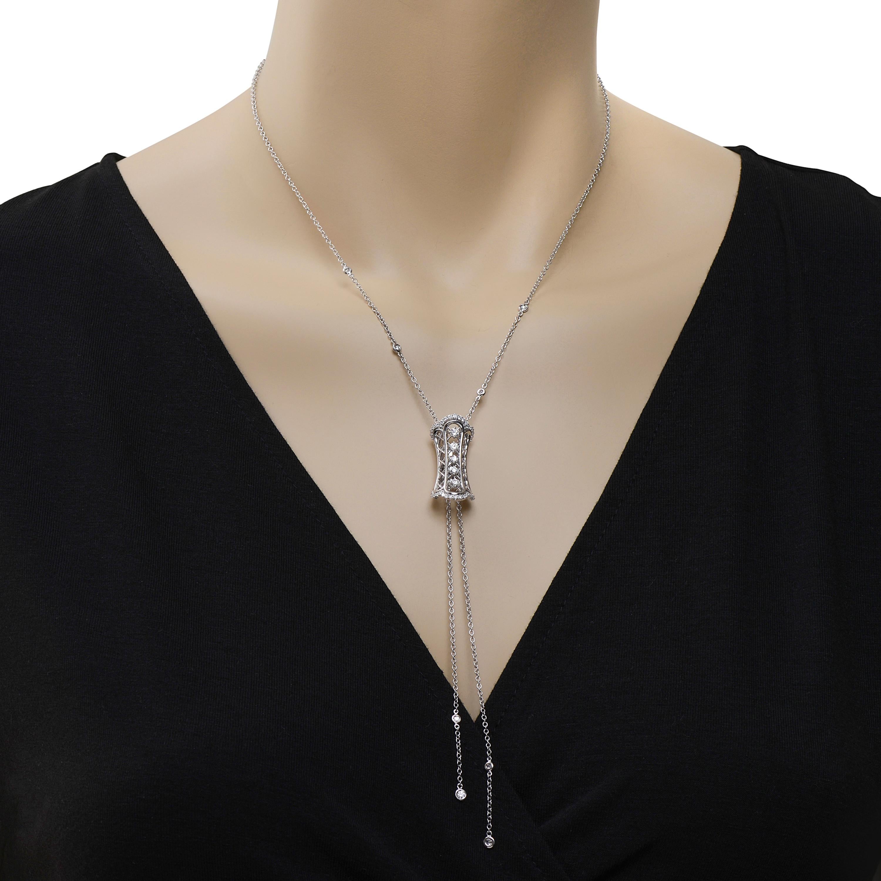 Damiani 18K Weißgold Lariat Halskette verfügt über eine glitzernde Kombination von runden Brillantschliff Zinken gesetzt, geteilt Zinken, und Lünette gesetzt 0,81ct. tw Akzent Diamanten. Die Gesamtlänge beträgt ca. 26