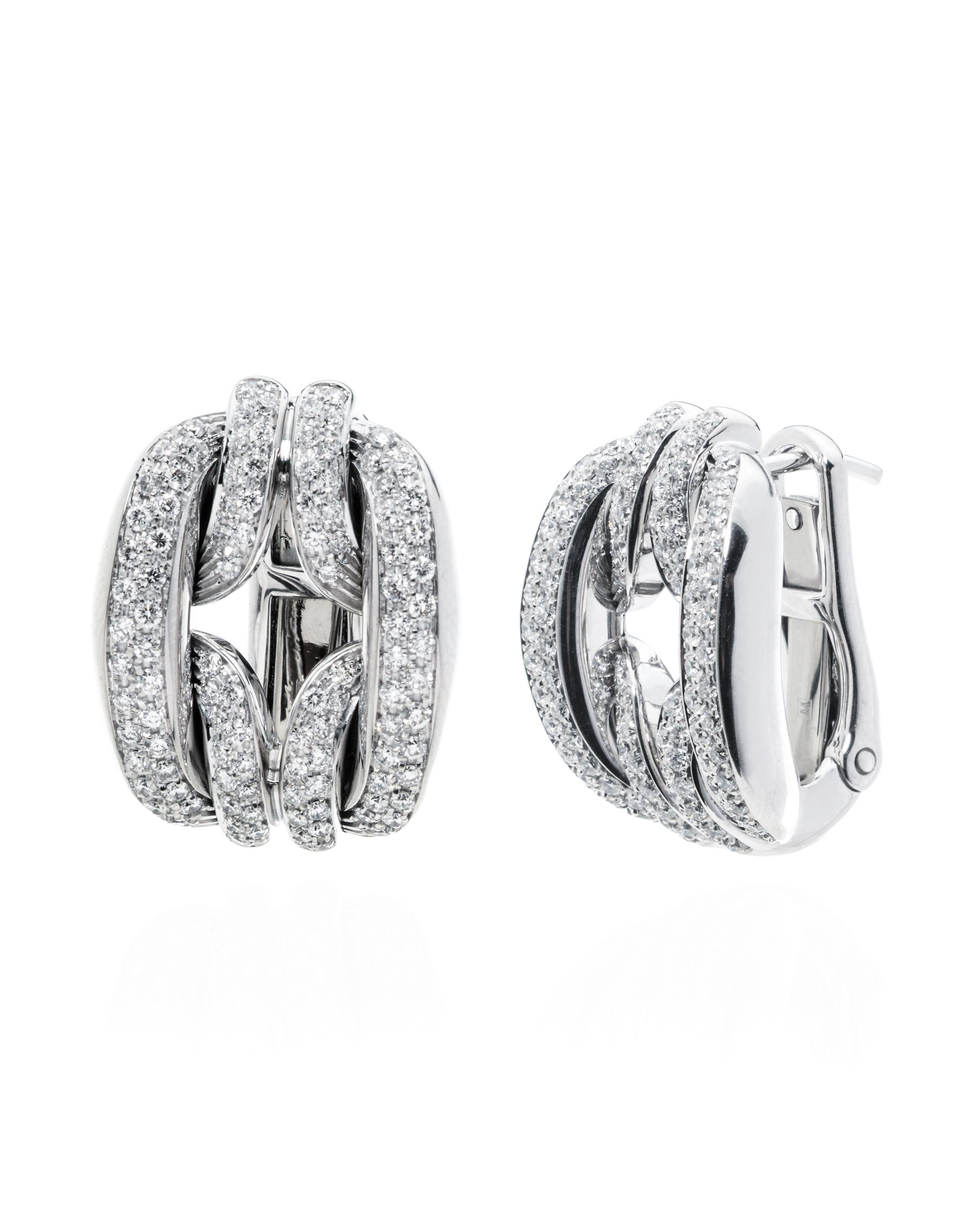 Damiani D Lace 18k White Gold Diamond Huggie Earrings In New Condition For Sale In New York, NY