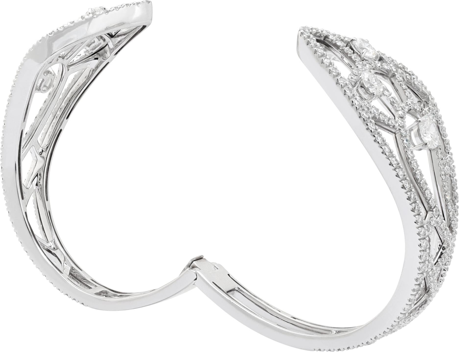 Bracelet à charnière en or blanc 18 carats avec plus de 4,8 carats de diamants ronds et ovales (couleur F-G, pureté VVS). Fabriquées en Italie.
