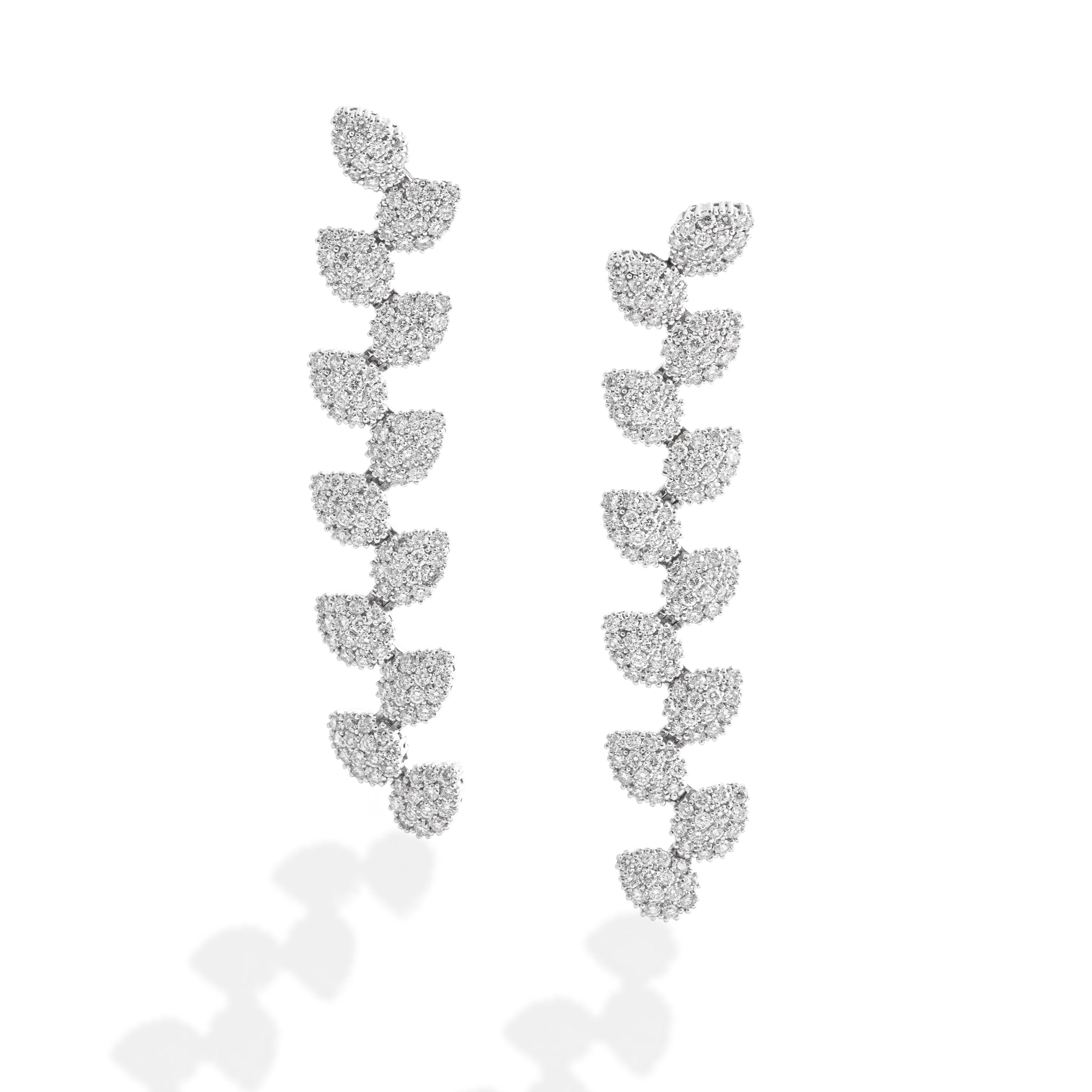 Boucles d'oreilles en diamant de Damiani. Collection S.
Environ 5 à 6 carats. Couleur estimée H.
Longueur totale : 7,00 centimètres.