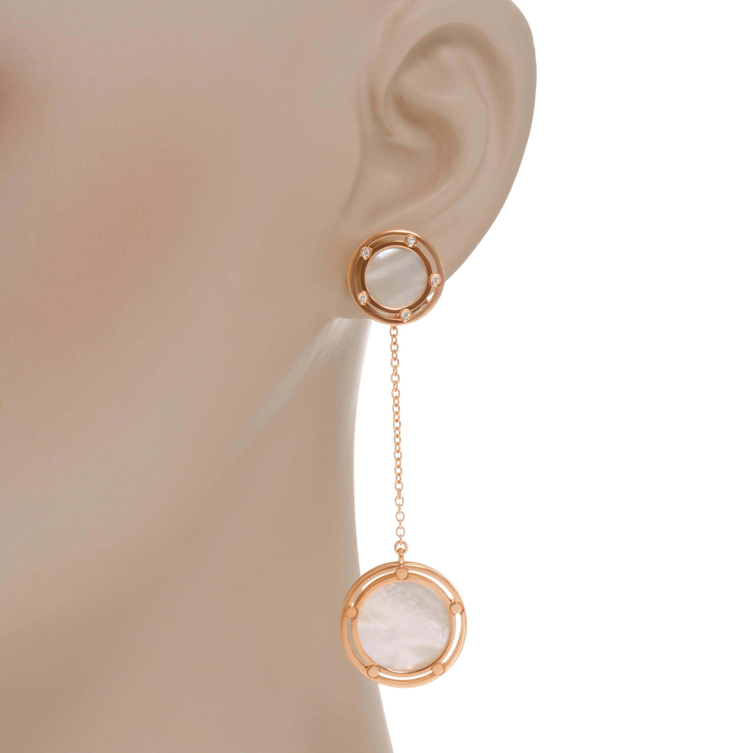 Ces boucles d'oreilles pendantes uniques en or rose 18 carats de Damiani présentent des centres captivants en nacre et des diamants d'accentuation de 0,05ct. tw. ornés d'or 18 carats. La chute est de 55 mm, 65 mm. Le poids est de 15,41 g.

