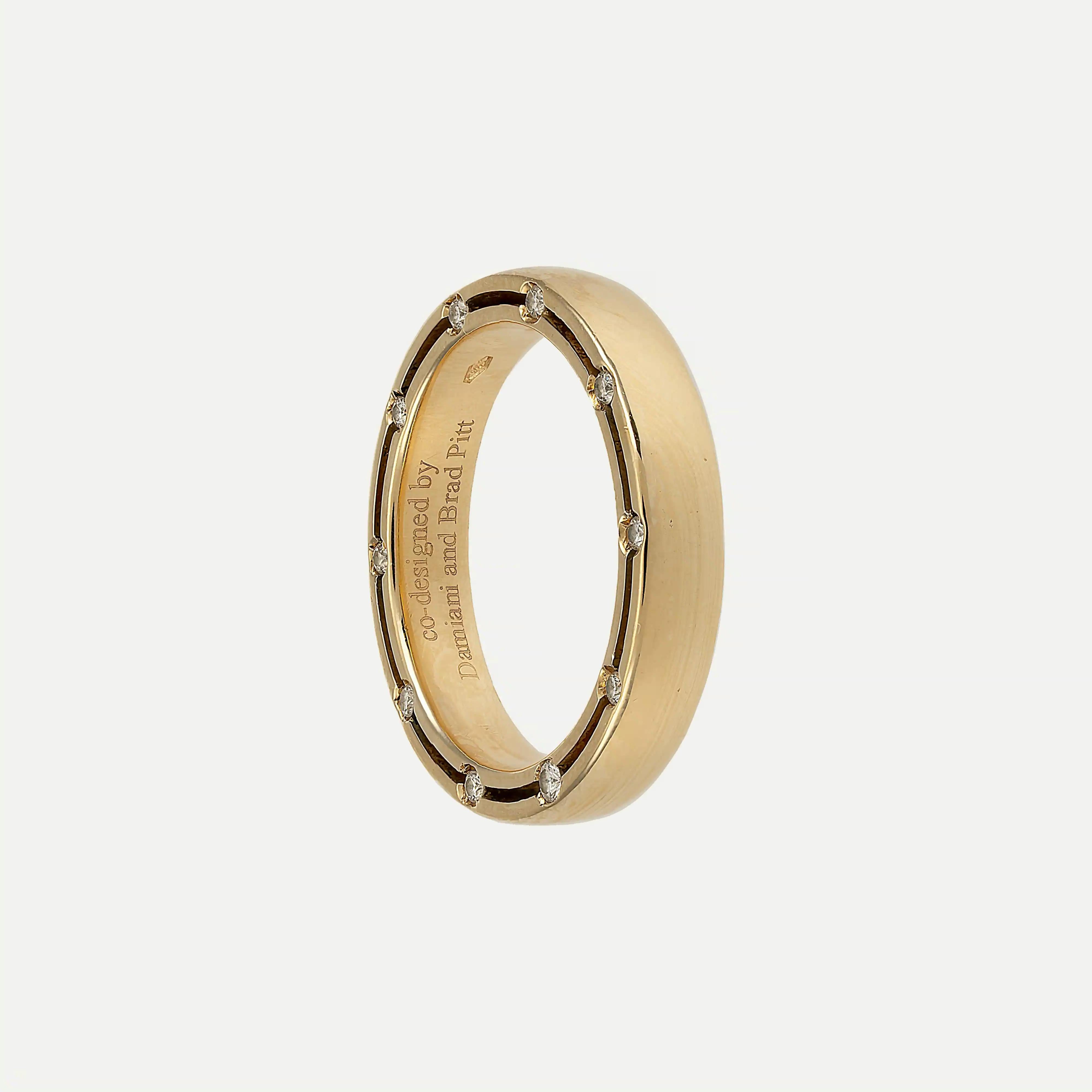 
18kt – 750‰ Damiani ring, gold and diamonds, from the D.Side collection. Created by master goldsmiths Valenza and Brad Pitt, it celebrates love with two concentric circles in yellow gold, which are joined together by 20 brilliant-cut diamonds