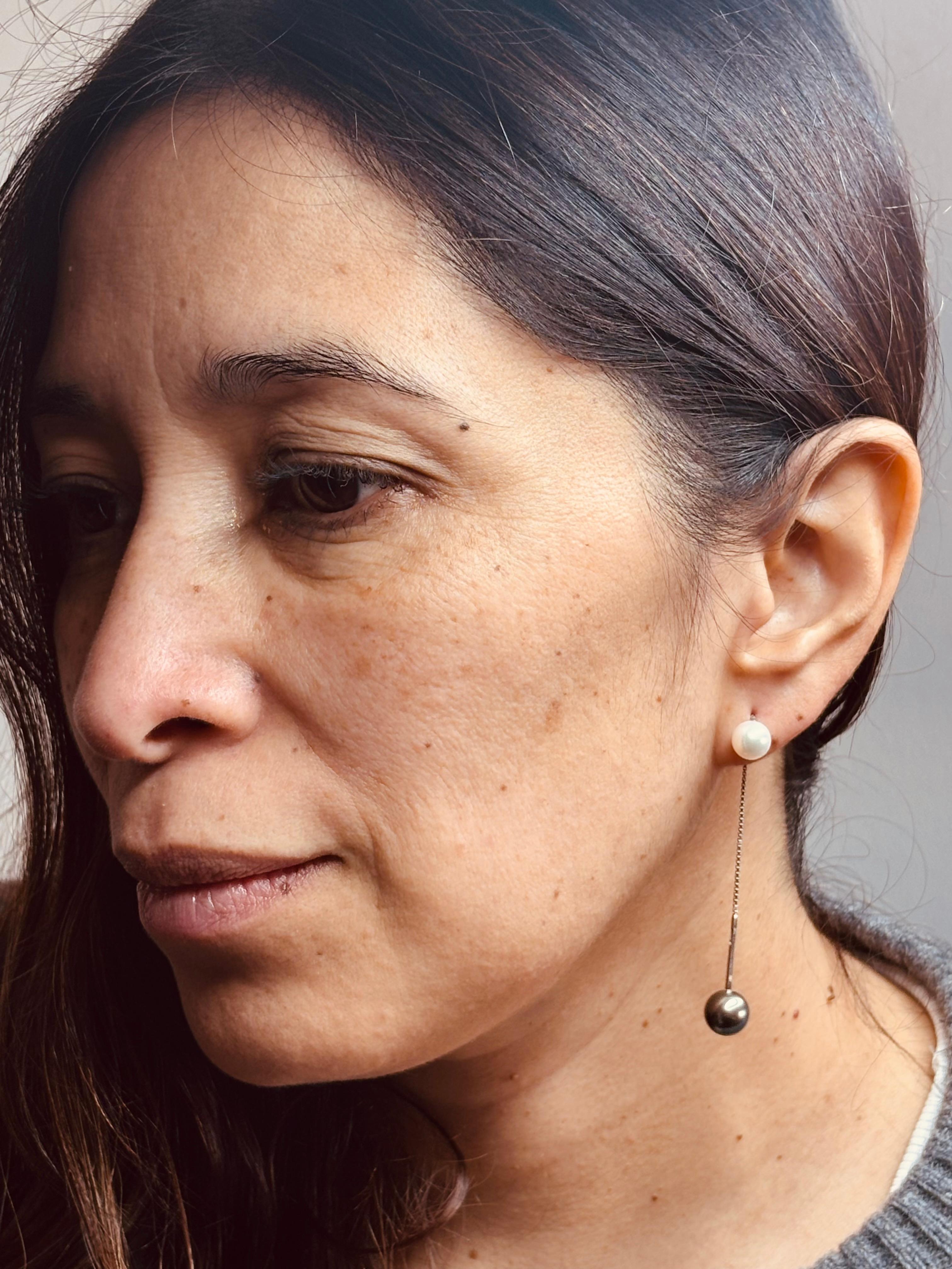 Boucles d'oreilles Damiani Perle de culture noire et blanche Or blanc 18 carats en vente 7