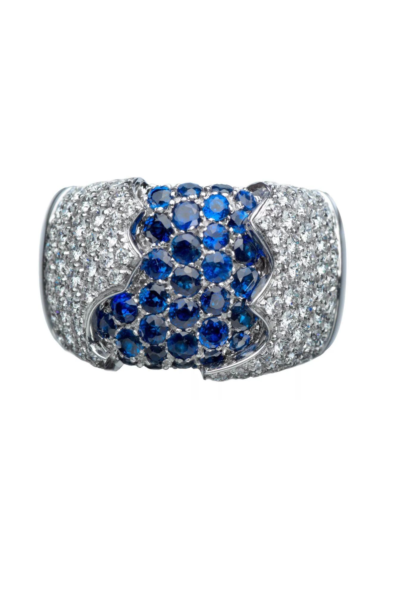 20010660 Anillo Damiani Fiordi  Damiani es una empresa italiana de joyería fundada en 1924 por Enrico Grassi Damiani en Valenza, Italia. Damiani fue la primera empresa que introdujo Certificados de Autenticidad para piezas de joyería en los que se